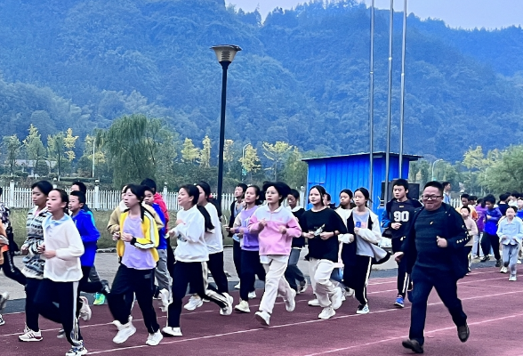 武陵源区第二中学：26位党员教师领跑大课间