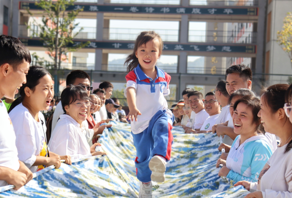 吉首市第五幼儿园：“大手拉小手 一起来运动”第一届亲子运动会