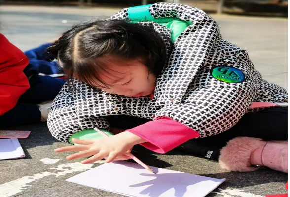 洪江市芙蓉小学：户外美术课 阳光下画笔与影子的奇妙邂逅
