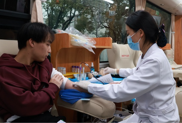 湘潭大学“雷锋月”献血活动开展