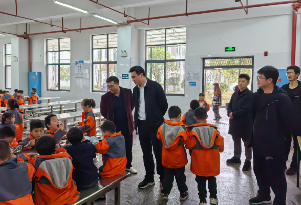 桂东县：县领导督查学校食堂食品安全工作