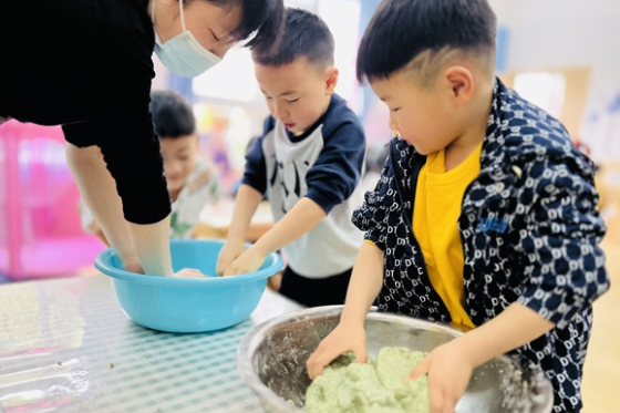 南县实验幼儿园：萌娃动手做青团，传承民俗忆清明