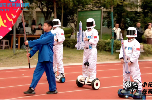 【浏阳站】体育节玩出新花样！新文学校开幕式变 “流动历史课”，沉浸式穿越百年时光（小记者 吴瑾瑜 指导教师 谌志铝 曾素文）