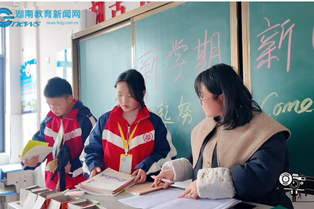 【新晃站】芙蓉学校报名现场（小记者 陈彦均 指导教师 张俊 张琼之）