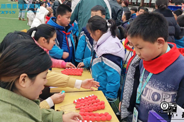 【新晃站】兴隆明德小学“瑞蛇迎春，赶个年味集” 一二年级无纸化测评活动（小记者 吴可 指导教师 顾璐怡 杨文静）