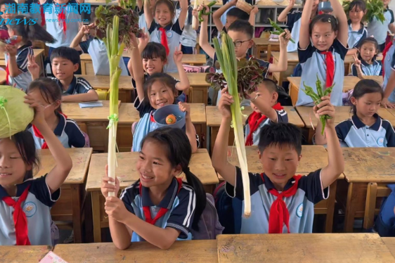【汨罗站】趣味积分拍卖，乐享蔬果童趣，汨罗市归义街道中心小学开展二年级蔬果主题积分拍卖会
