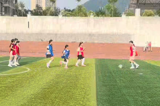 【资兴站】绿茵踏梦想，驰骋向远方，资兴市罗围小学开展班级足球赛尽显少年拼搏姿态