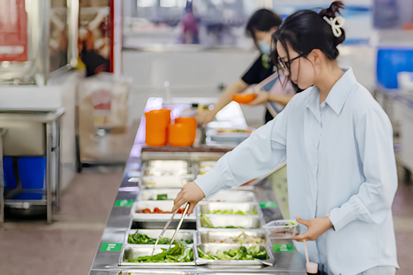 学生在减脂餐档口自选菜品。（喻紫晴 摄）.jpg