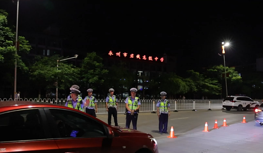 交警整治校园周边环境护航高考.png