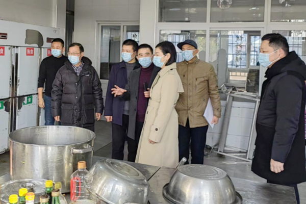 区领导督导校园食品安全及国家食品安全示范城创建工作