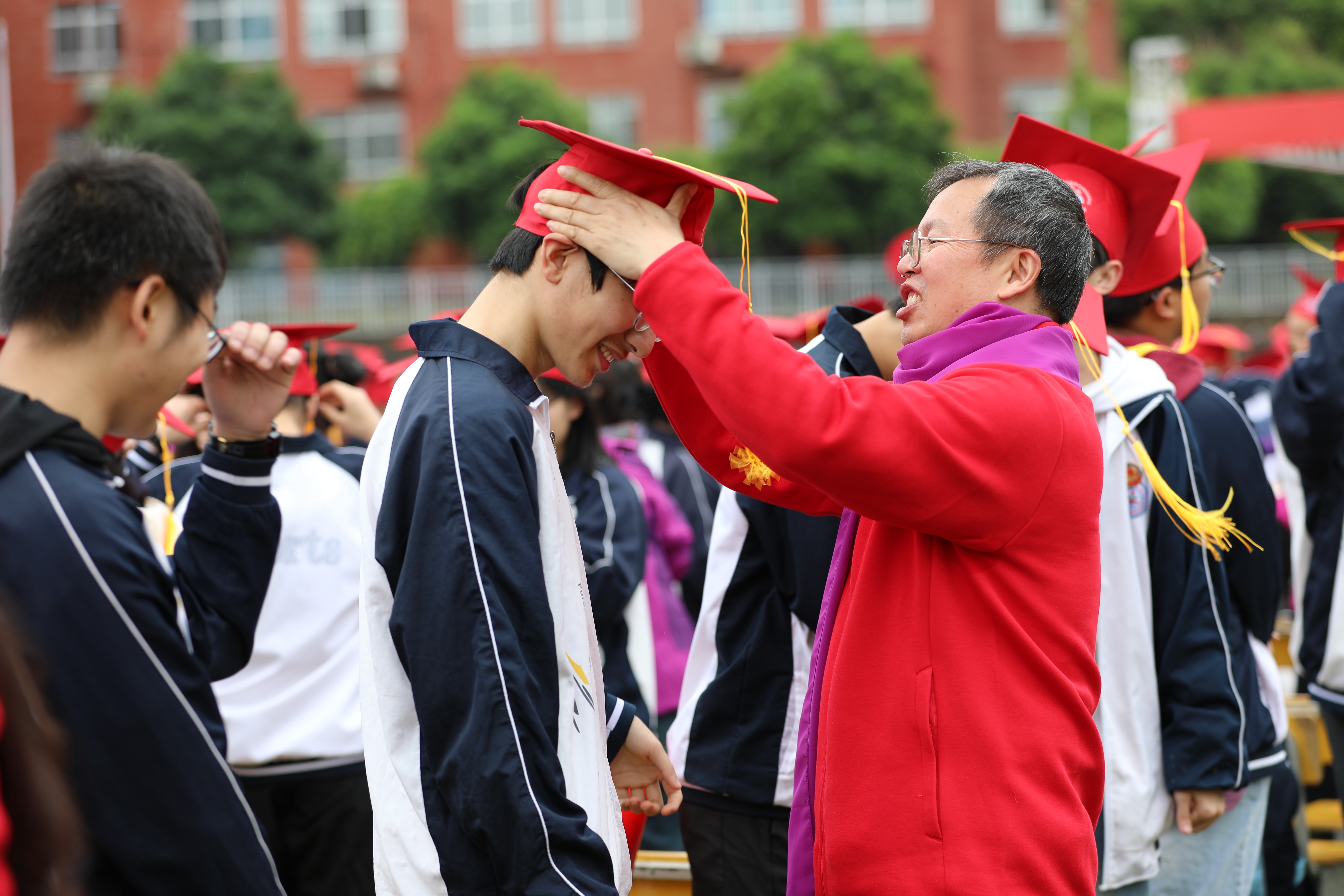 老师为家长没来的学生加冠.jpg