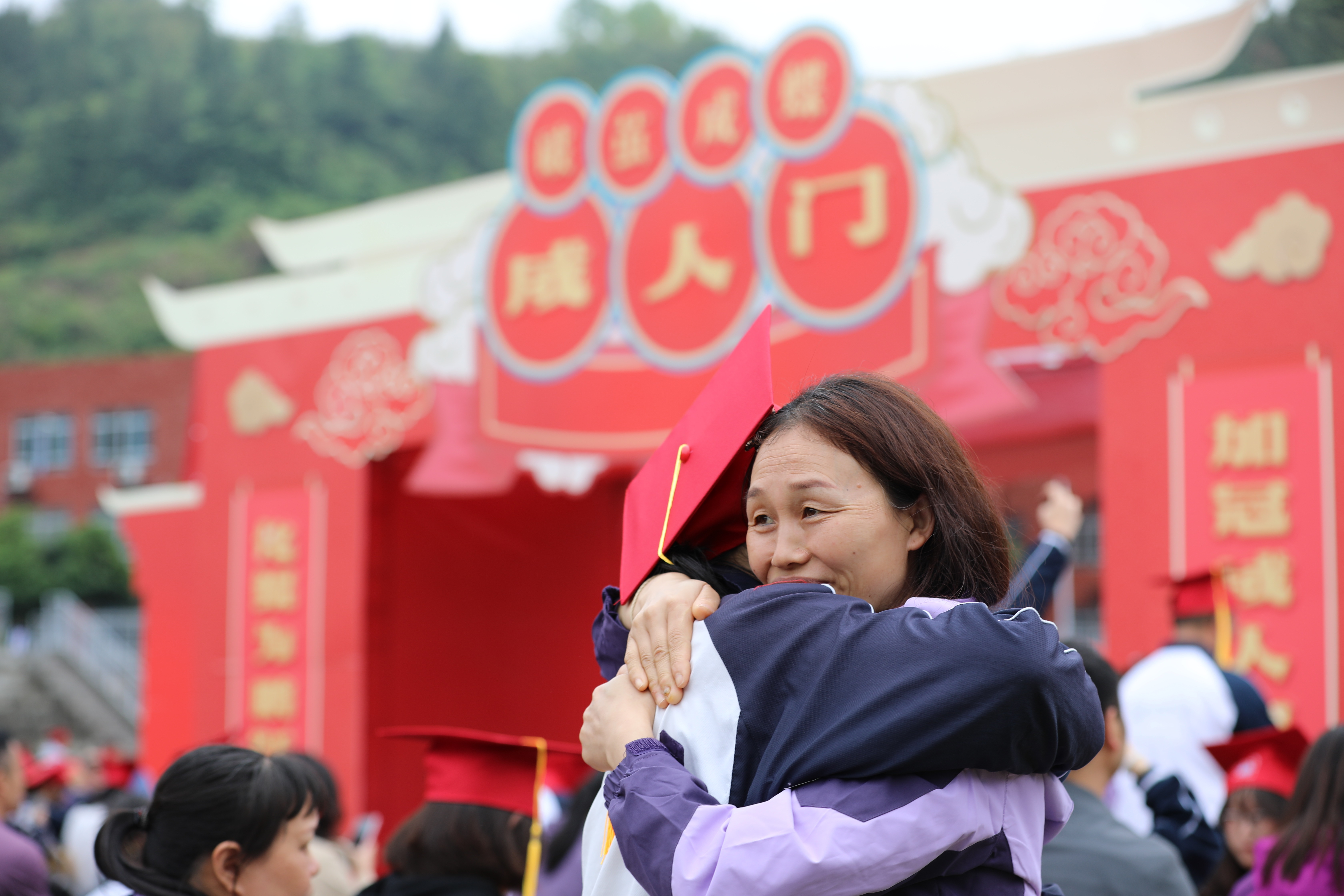 母子深情相拥.jpg