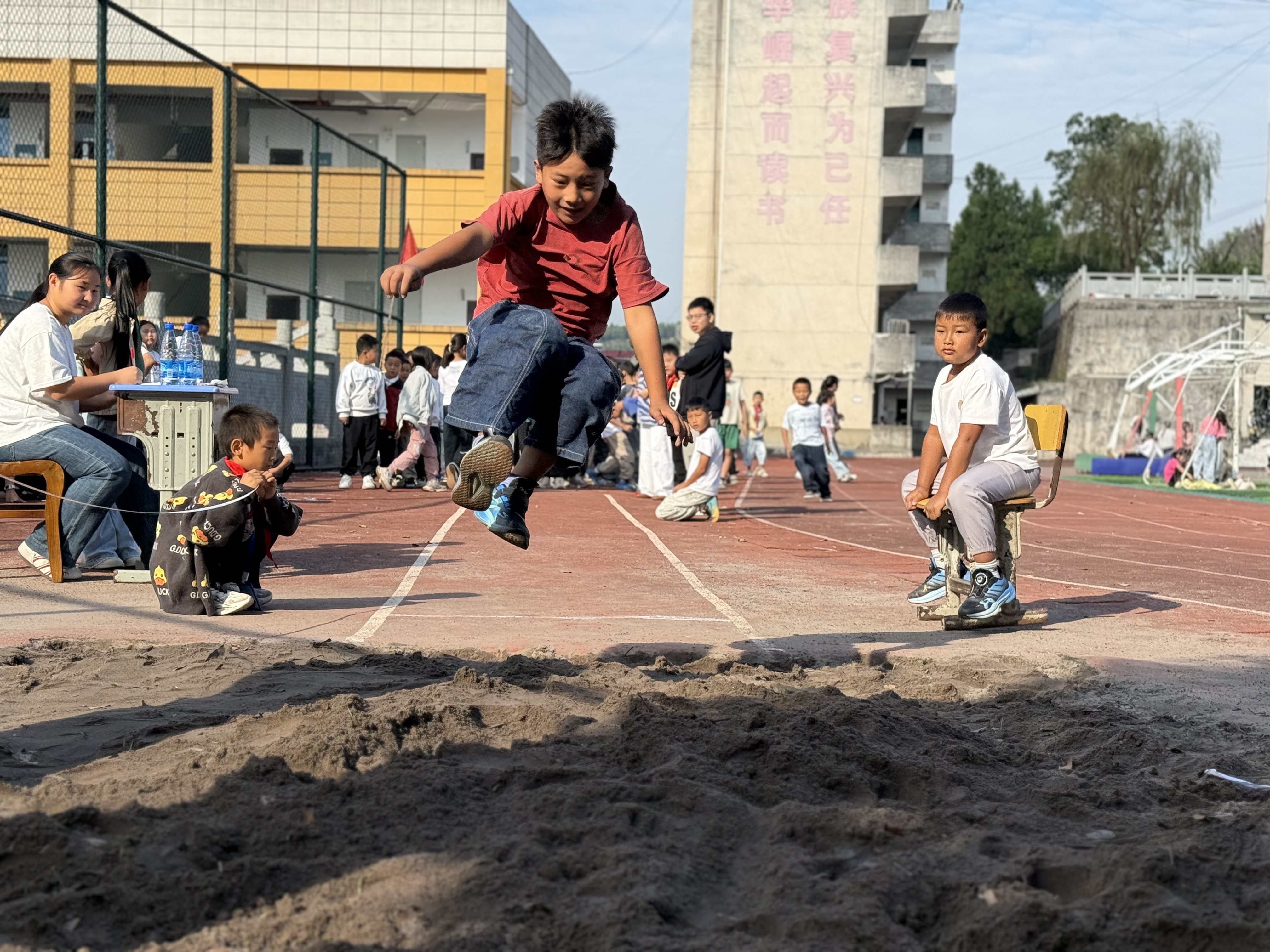 跳远.jpg