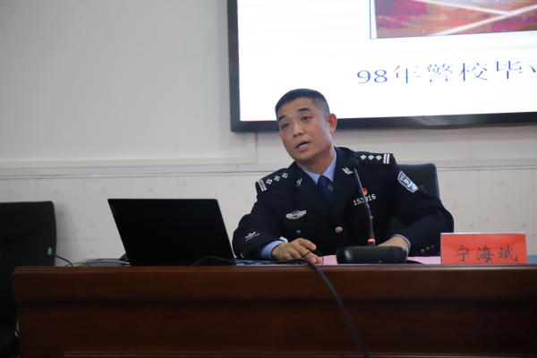 宁海斌进行现场分享.jpg 宁海斌进行现场分享.jpg