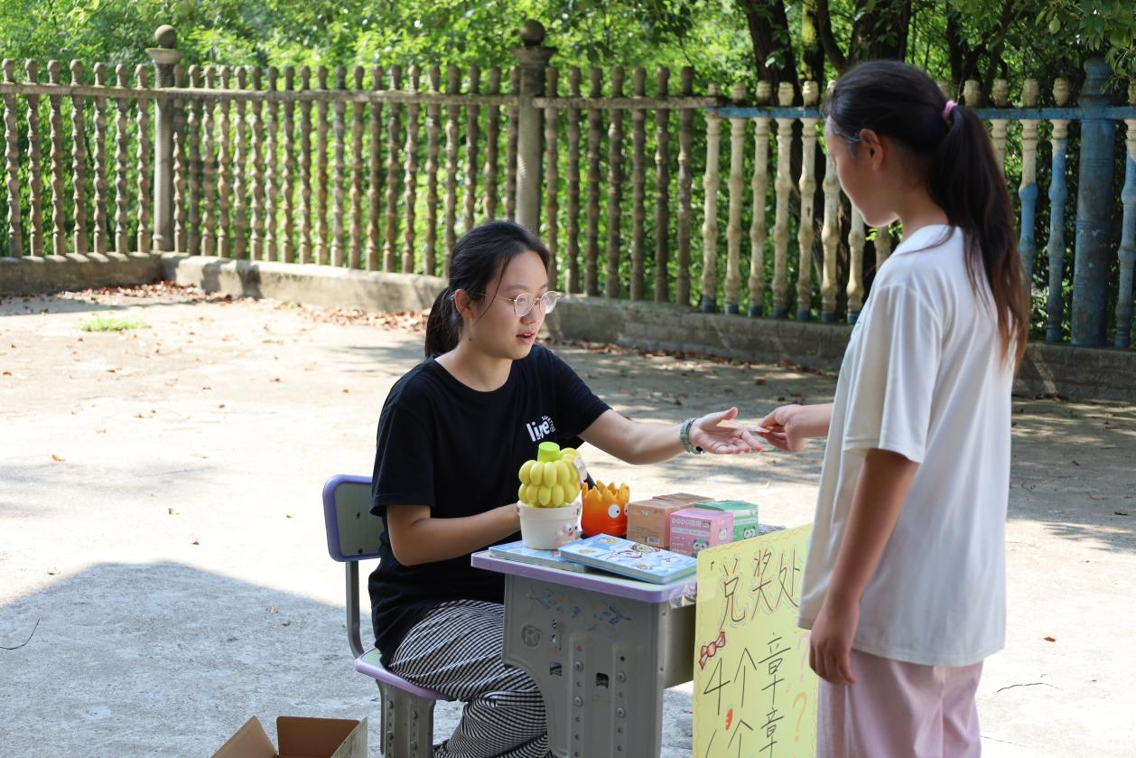 图片3-学生们凭集齐的奖章兑换奖品.png