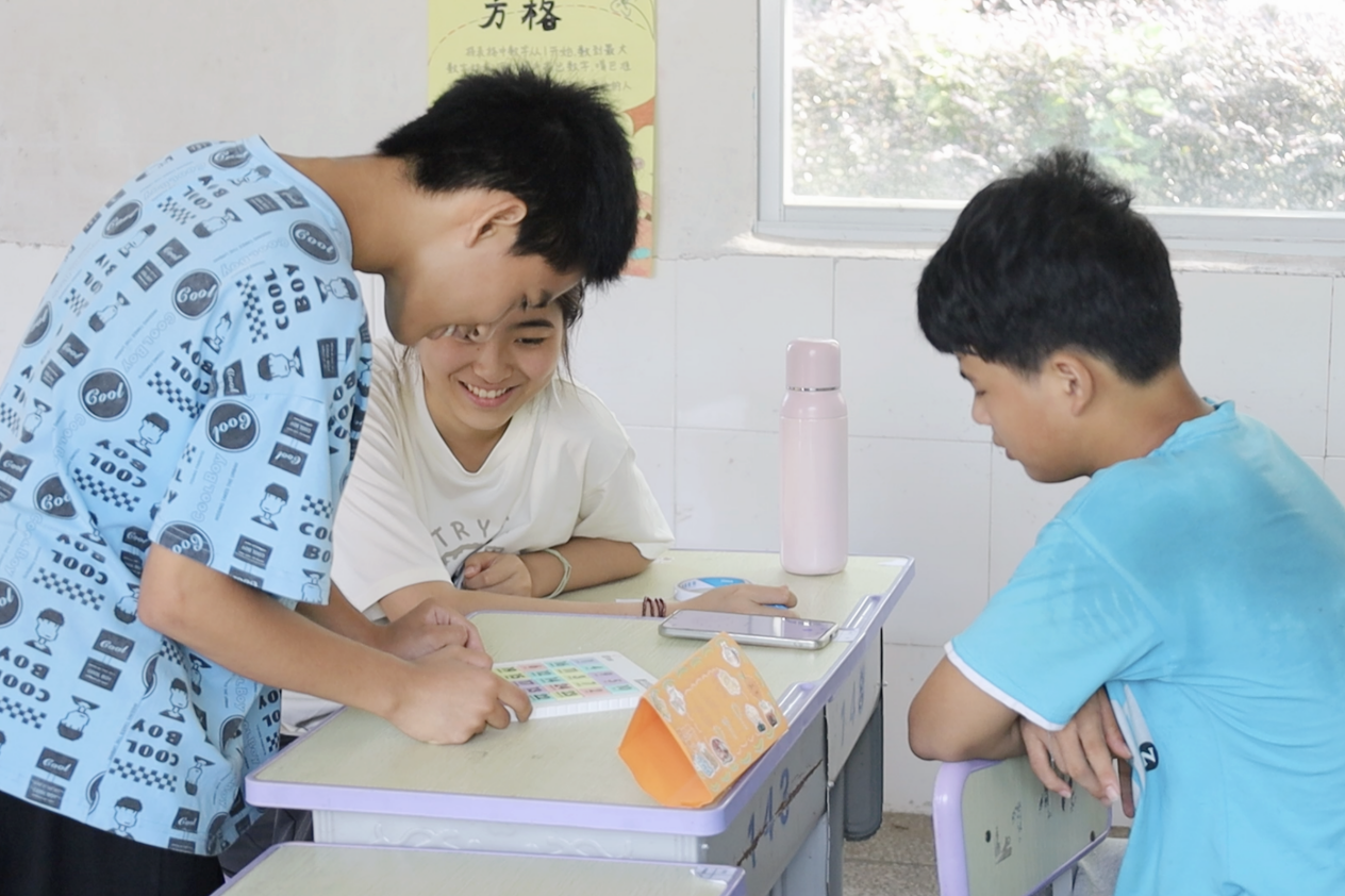 图片1-学生们挑战“数字华容道”.png