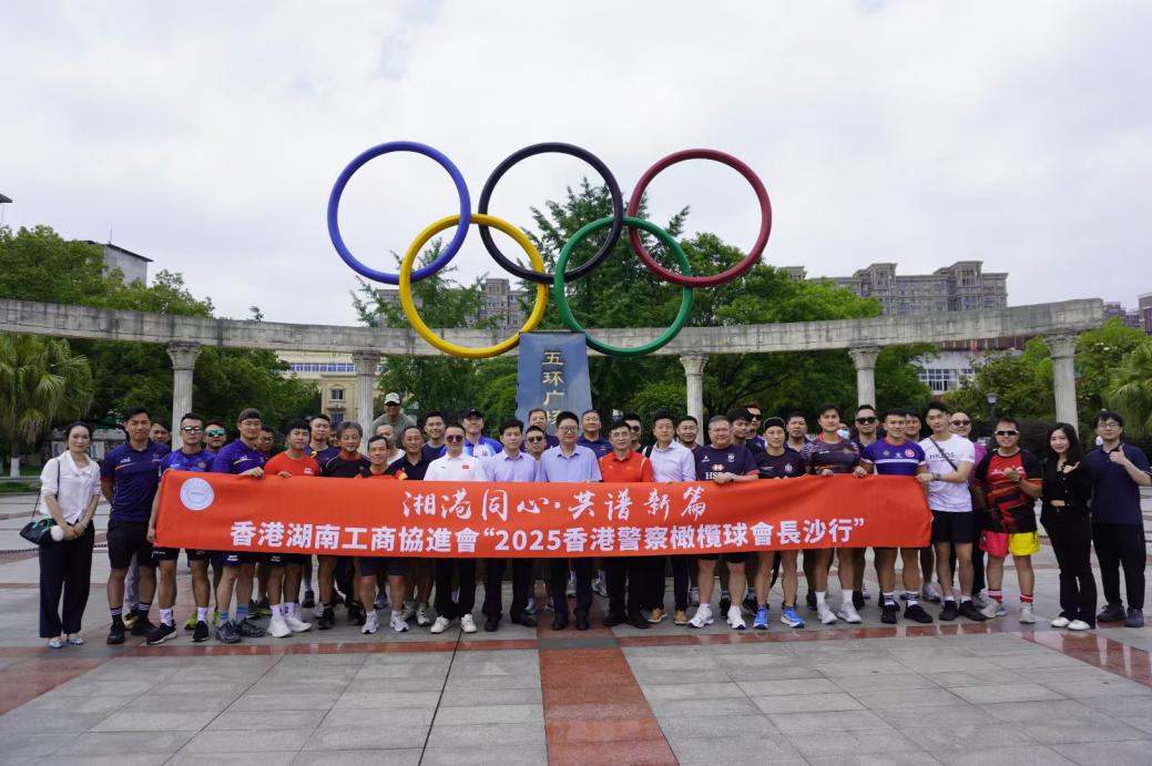 五环广场合影.jpg