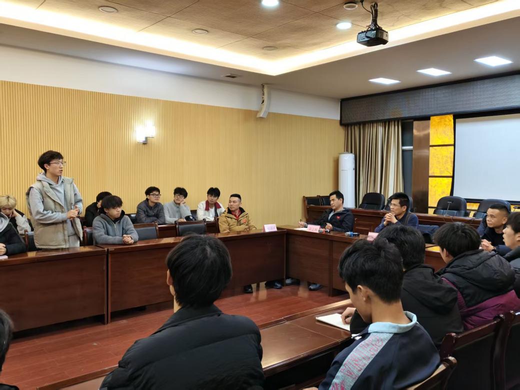 学生座谈1.jpg