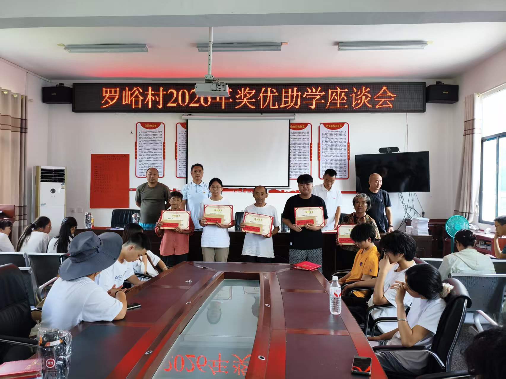 获奖学生留念.jpg