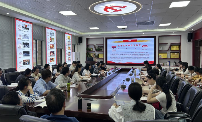 隆校长讲课.png