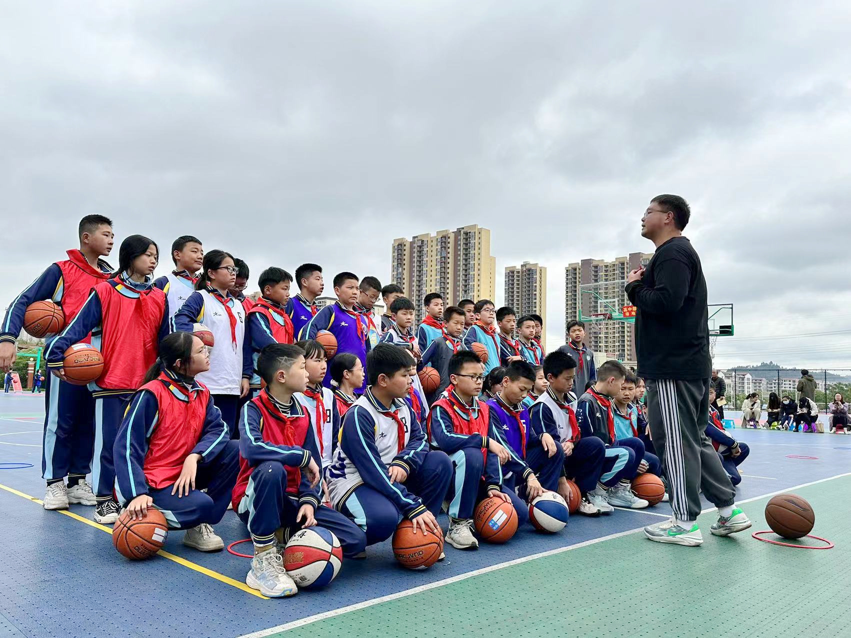 我校李培新老师在体育赛课中.jpg