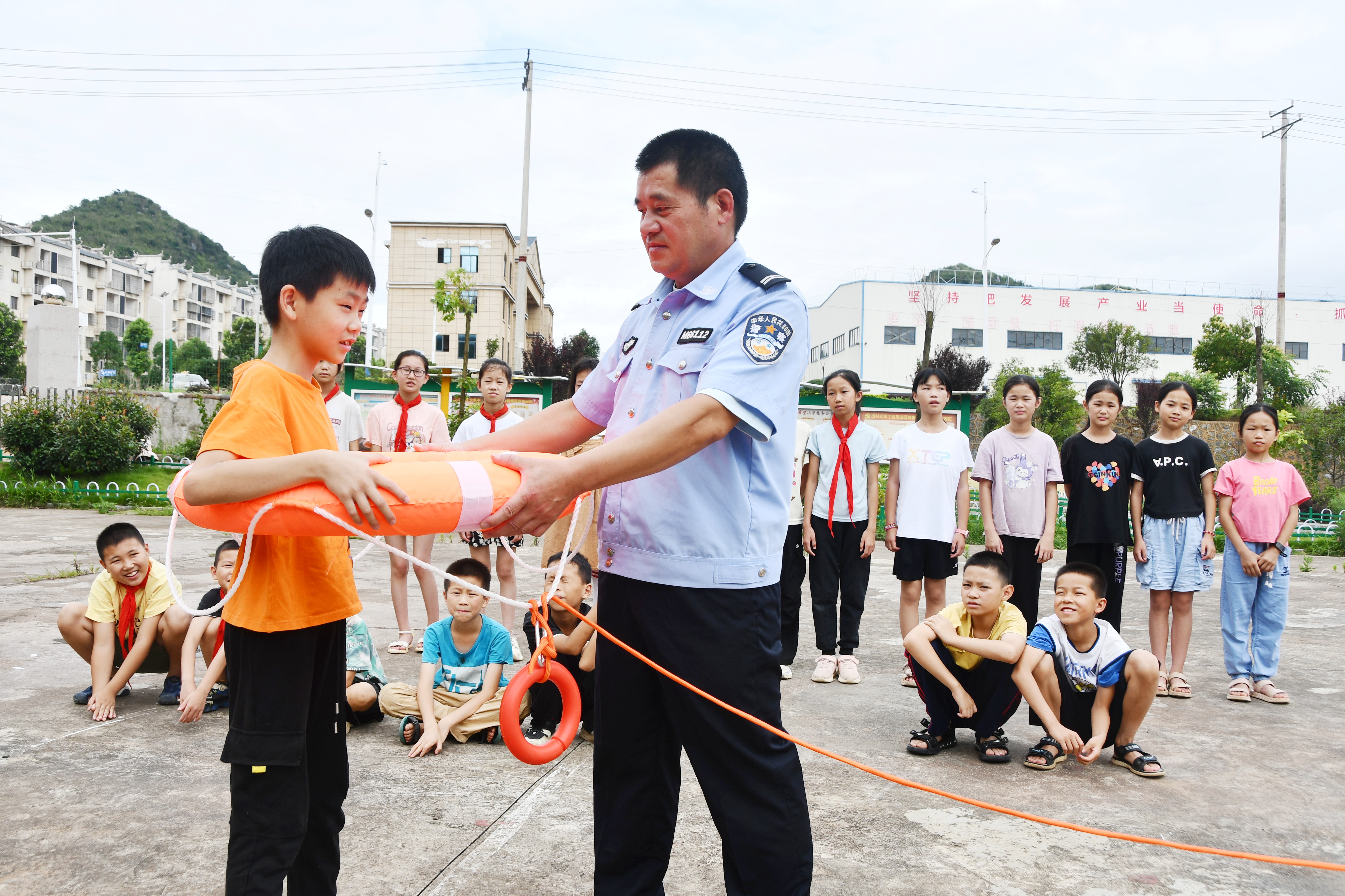 6月28日，湖南省永州市江永县工业集中区海相希望小学，民警指导小学生使用救生圈。田如瑞摄 3.JPG