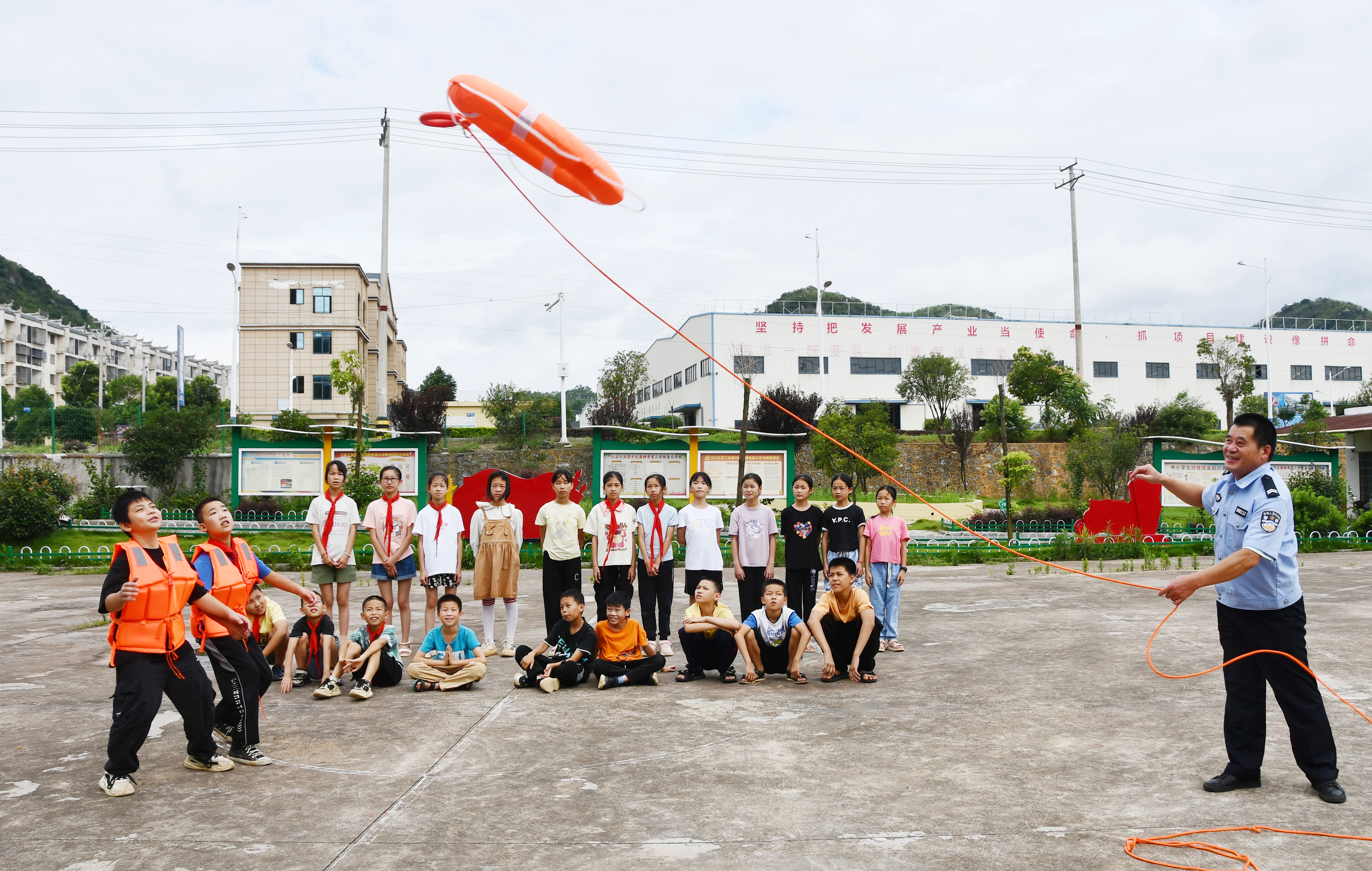 6月28日，湖南省永州市江永县工业集中区海相希望小学，民警指导小学生使用救生圈。田如瑞摄2.JPG