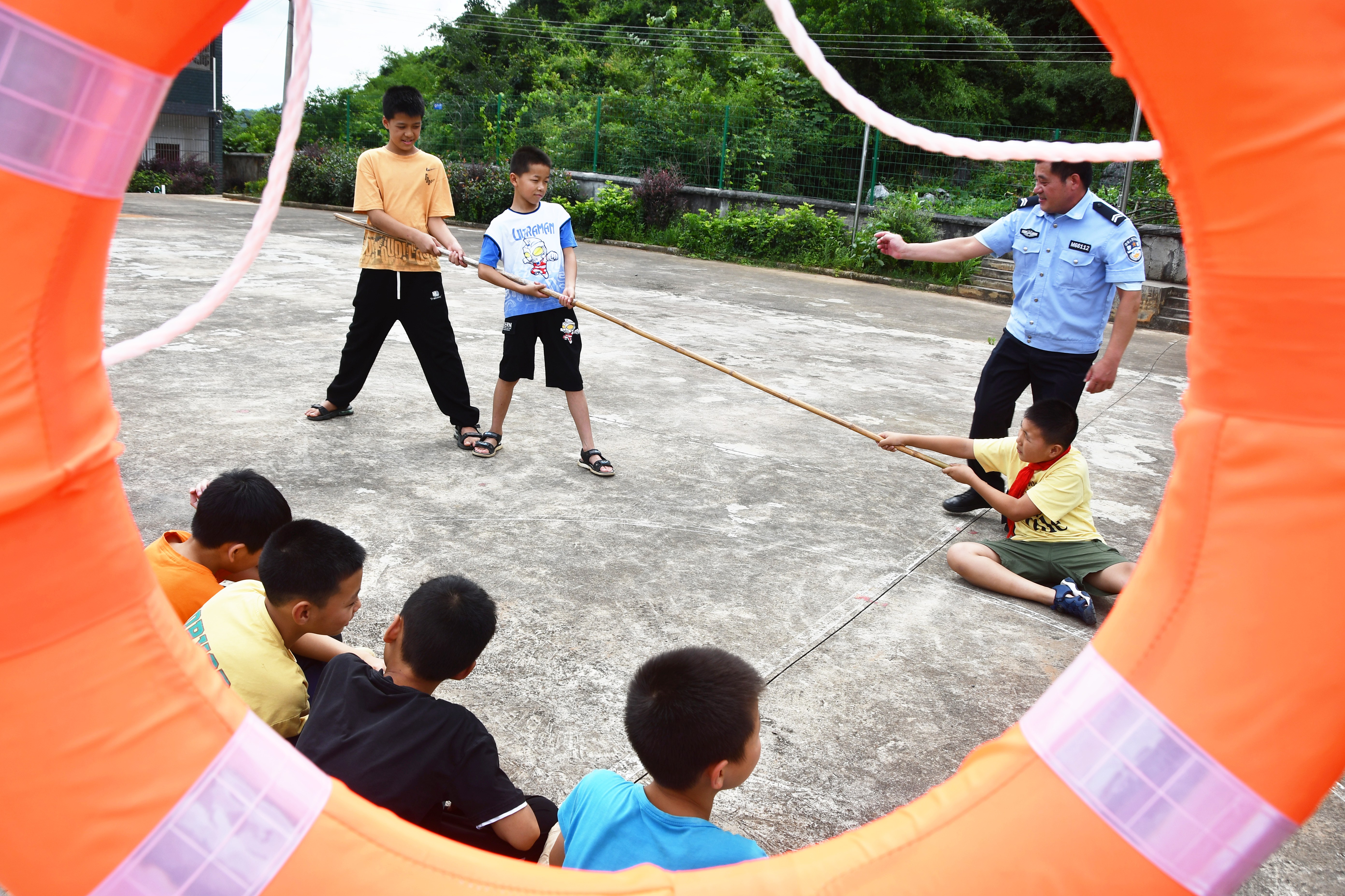 6月28日，湖南省永州市江永县工业集中区海相希望小学，民警指导小学生溺水救援。田如瑞 1.JPG