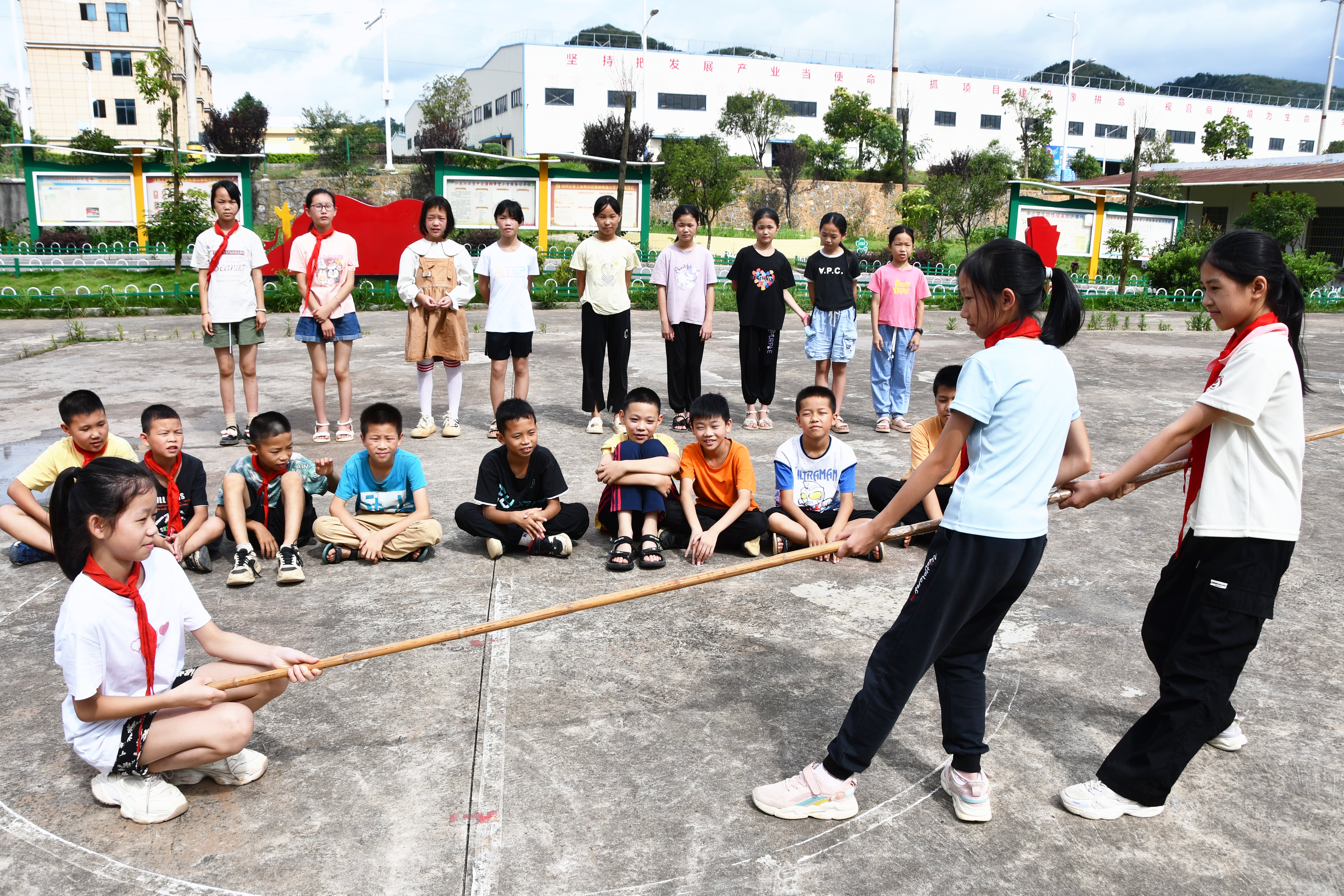 6月28日，湖南省永州市江永县工业集中区海相希望小学，小学生学习溺水救援方法。田如瑞摄6.JPG