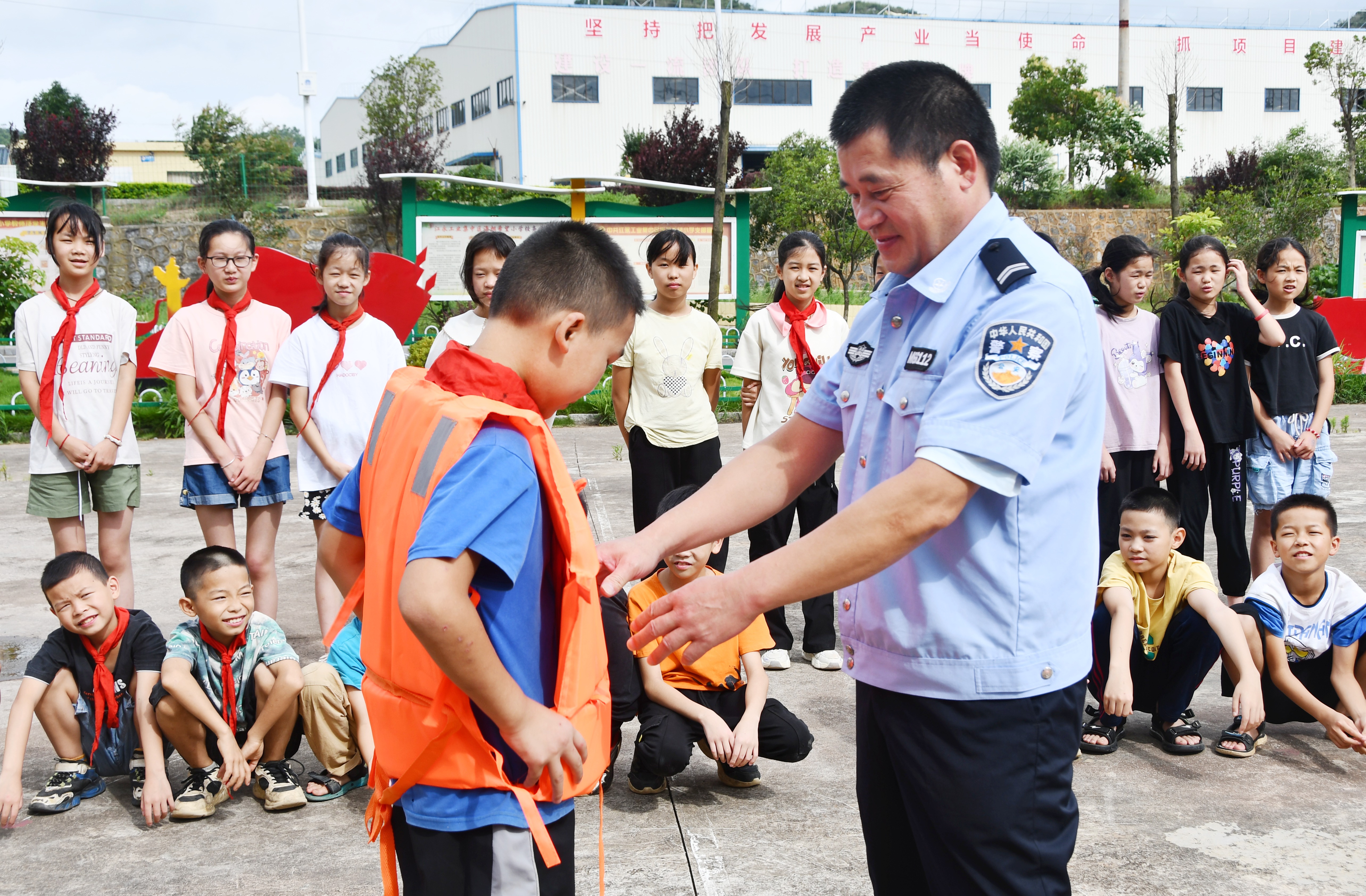 6月28日，湖南省永州市江永县工业集中区海相希望小学，民警指导小学生使用救生衣。田如瑞摄5.JPG