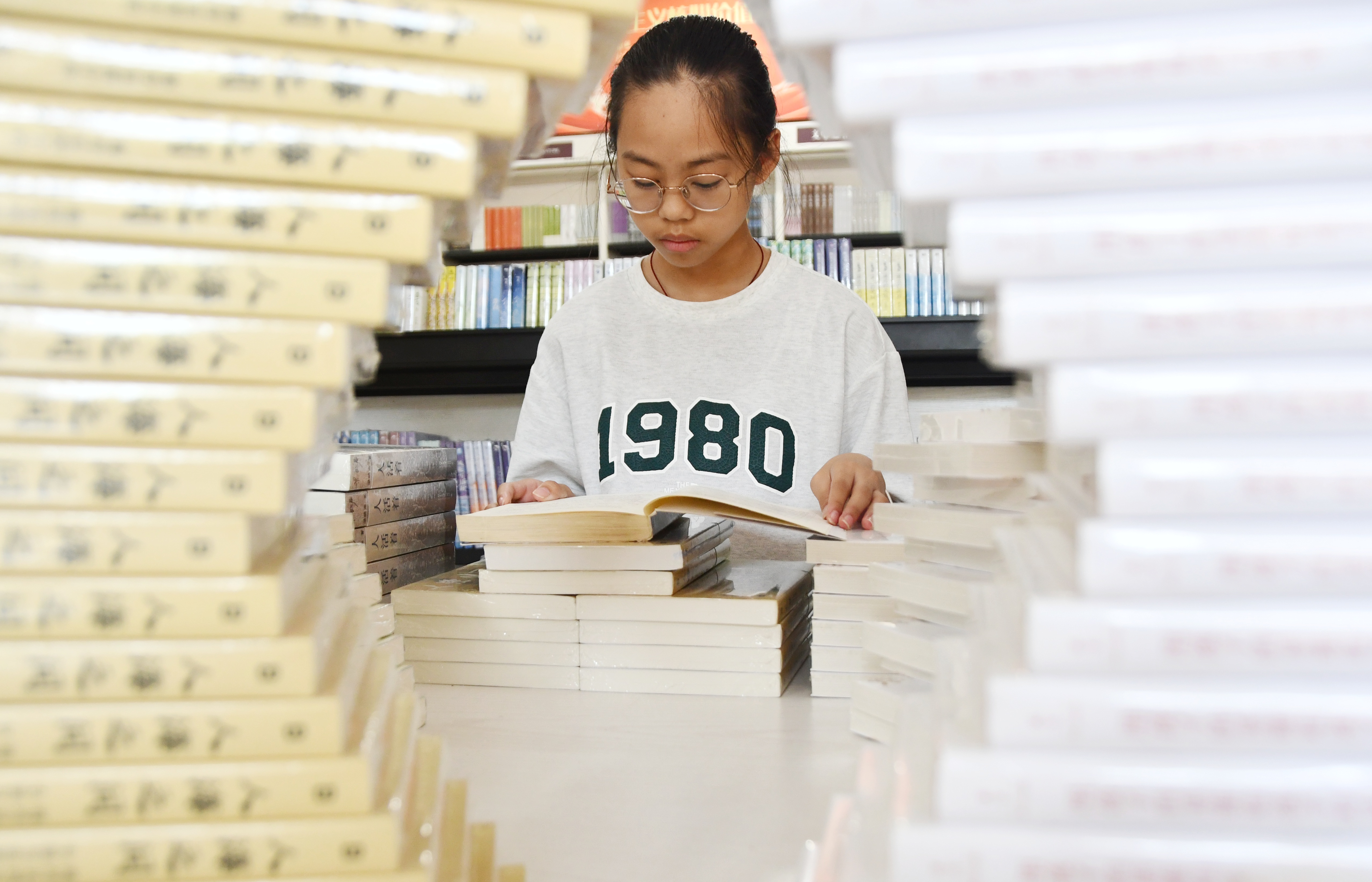 7月15日，小学生在湖南省永州市江永县新华书店阅读。田如瑞摄2.JPG