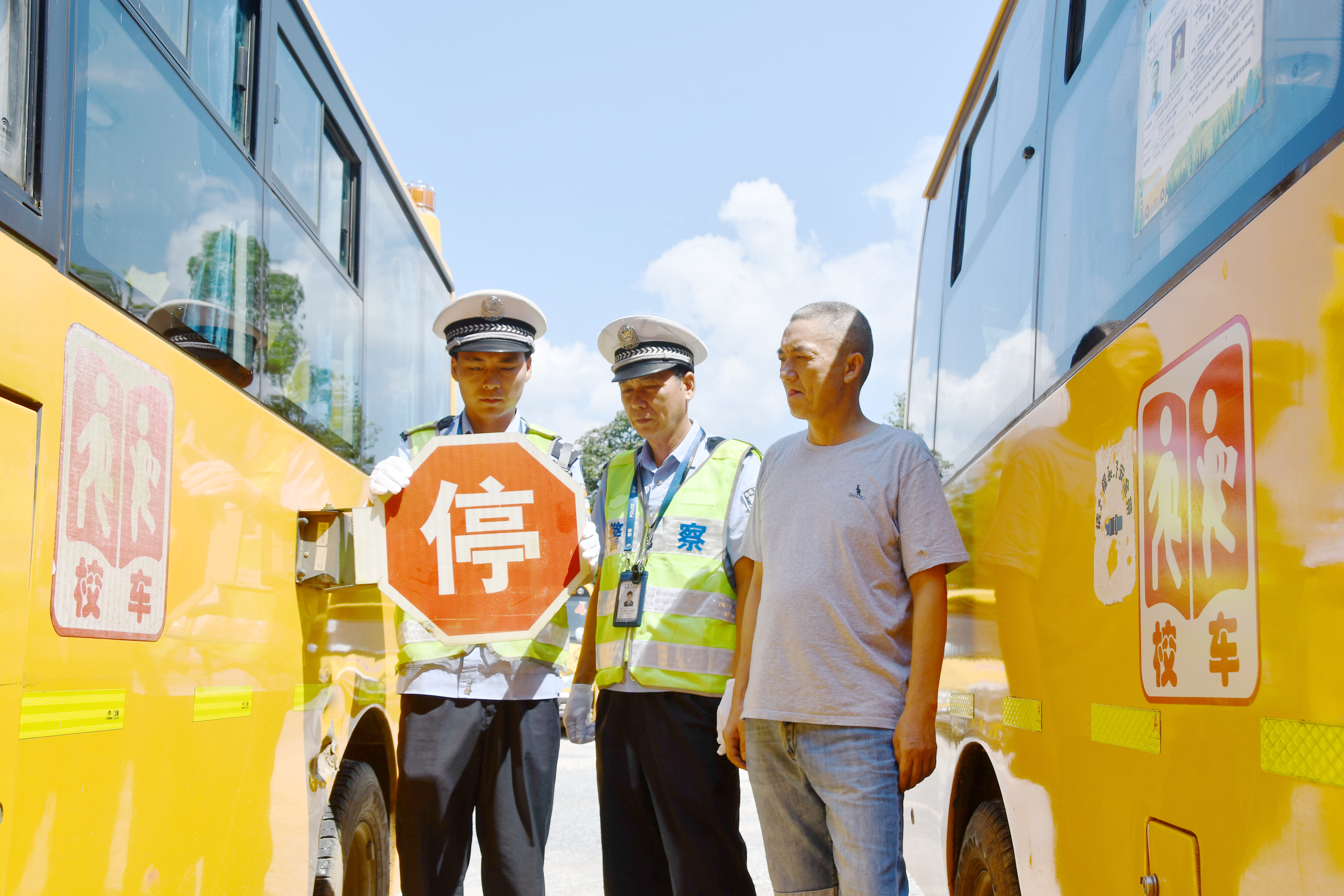 8月26日，湖南省永州市江永县公安局交警大队二中队民警对辖区一家校车服务有限公司的校车进行安全检查，保障学生乘车安全。田如瑞摄 (3).JPG