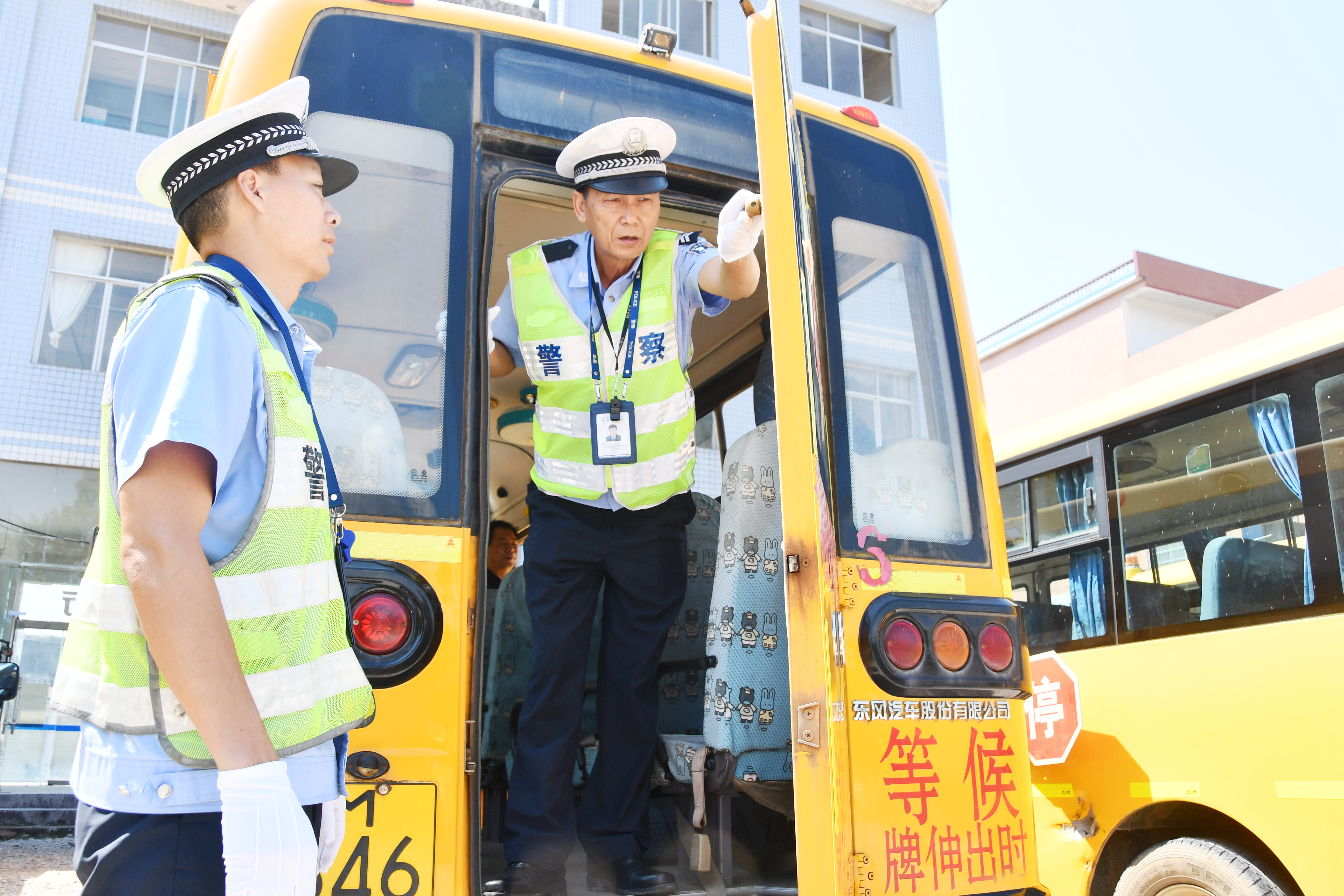 8月26日，湖南省永州市江永县公安局交警大队二中队民警对辖区一家校车服务有限公司的校车进行安全检查，保障学生乘车安全。田如瑞摄 (7).JPG