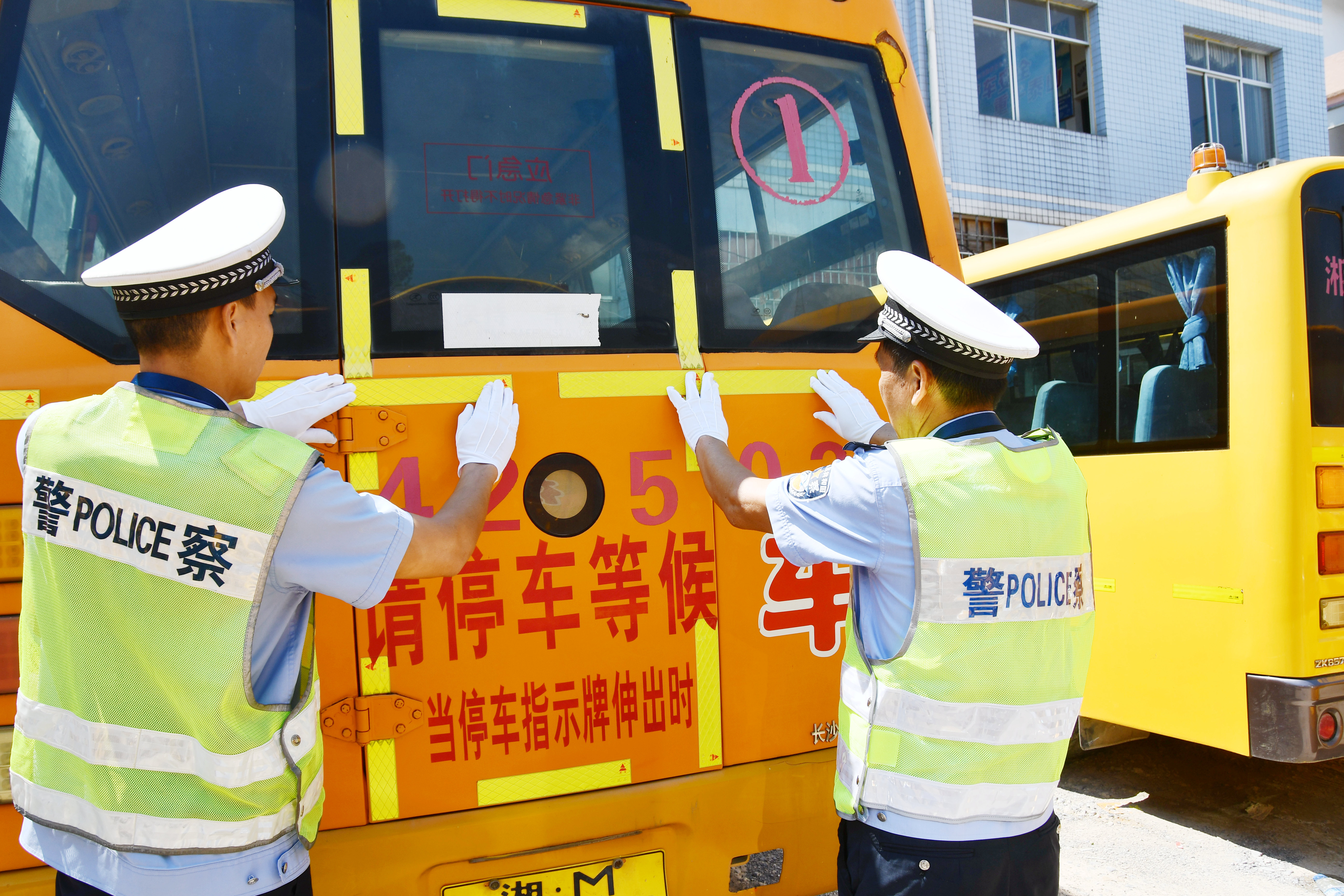 8月26日，湖南省永州市江永县公安局交警大队二中队民警对辖区一家校车服务有限公司的校车进行安全检查，保障学生乘车安全。田如瑞摄 (11).JPG