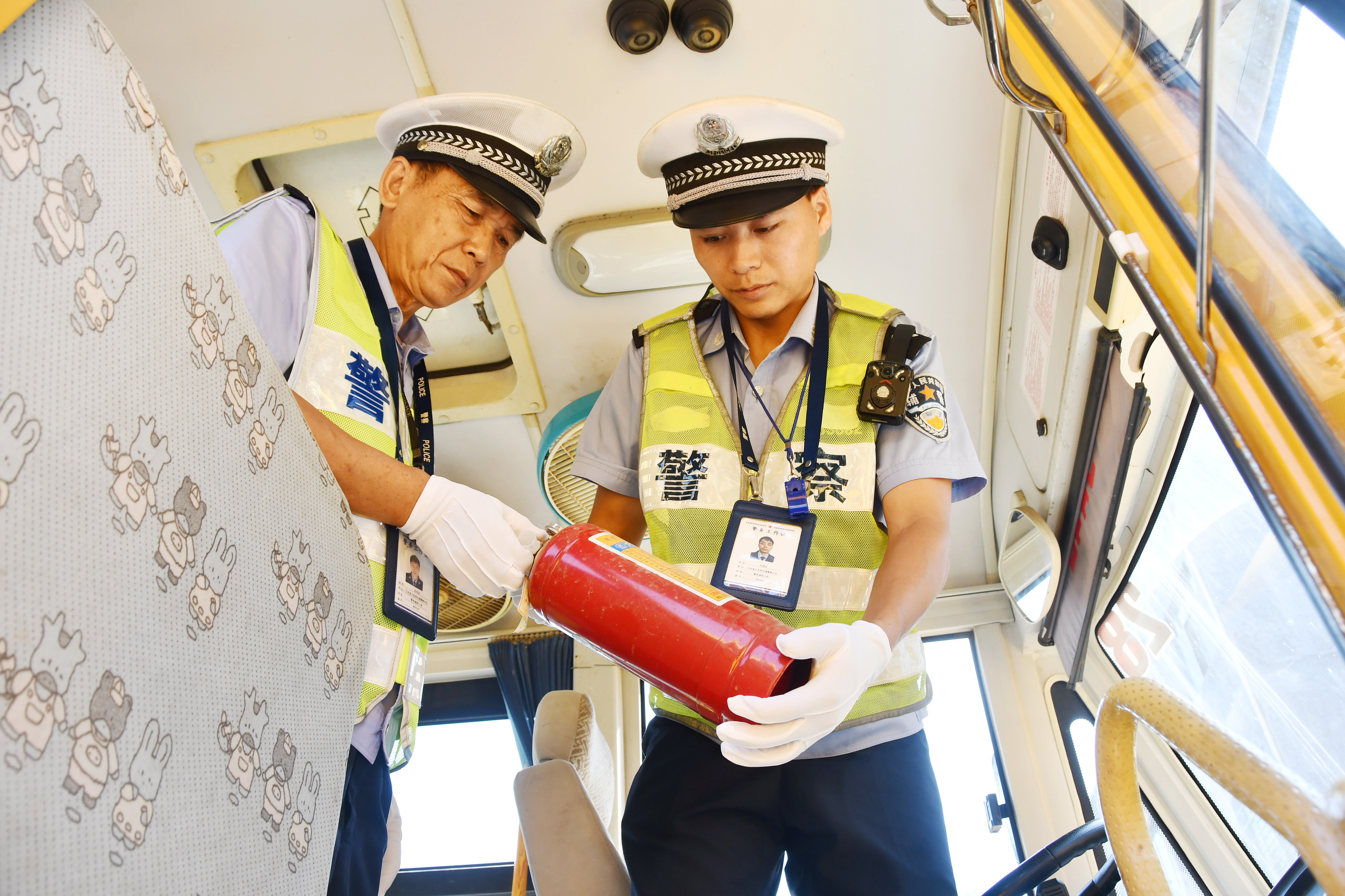 8月26日，湖南省永州市江永县公安局交警大队二中队民警对辖区一家校车服务有限公司的校车进行安全检查，保障学生乘车安全。田如瑞摄 (5).JPG