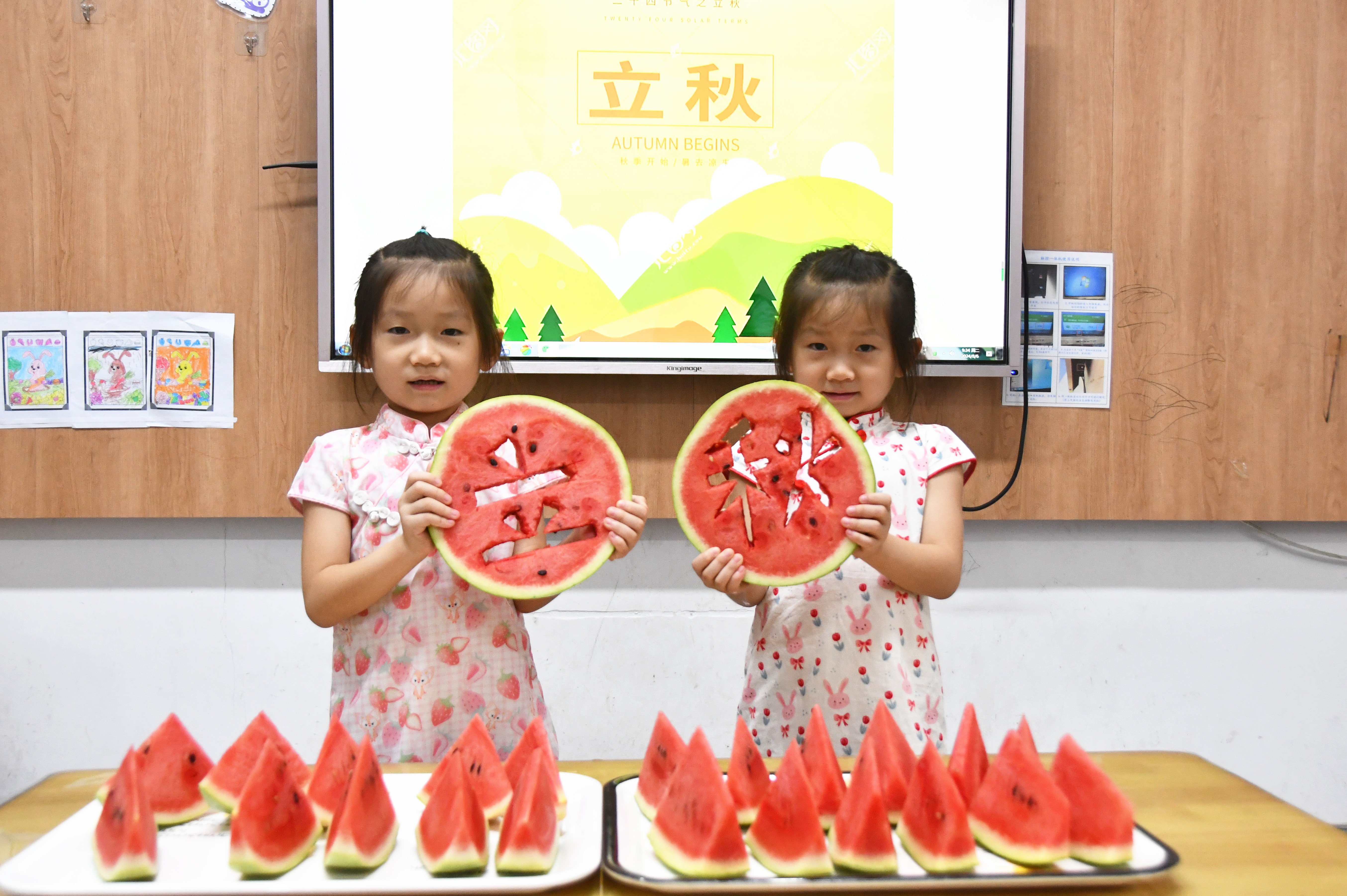 8月6日，在湖南省永州市江永县潇浦镇德智幼儿园暑托班，孩子们在展示刻有“立秋”字样的西瓜.田如瑞摄 (2).JPG