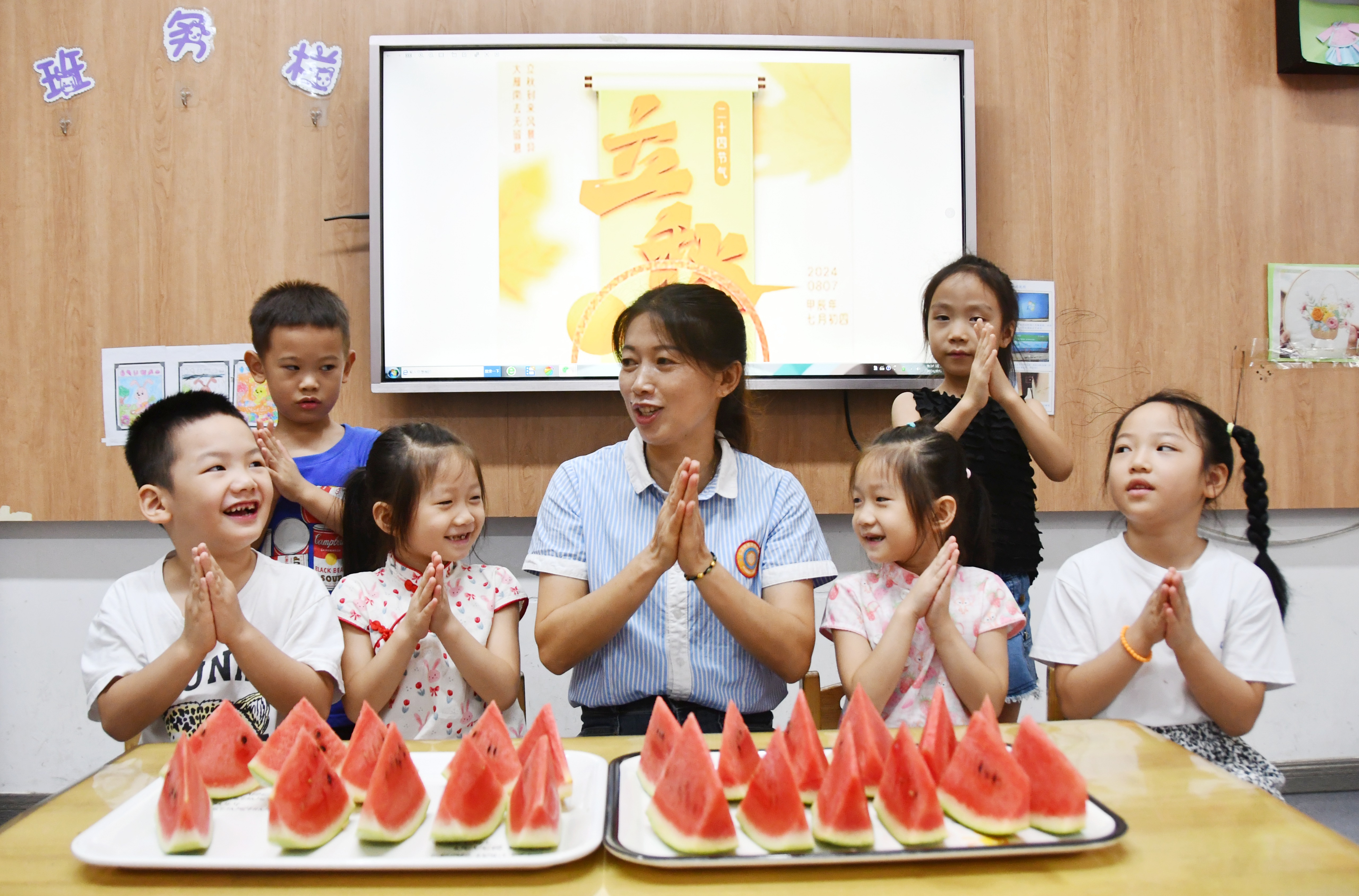 8月6日，在湖南省永州市江永县潇浦镇德智幼儿园暑托班，老师给孩子们讲解立秋时节的风俗。田如瑞摄.JPG