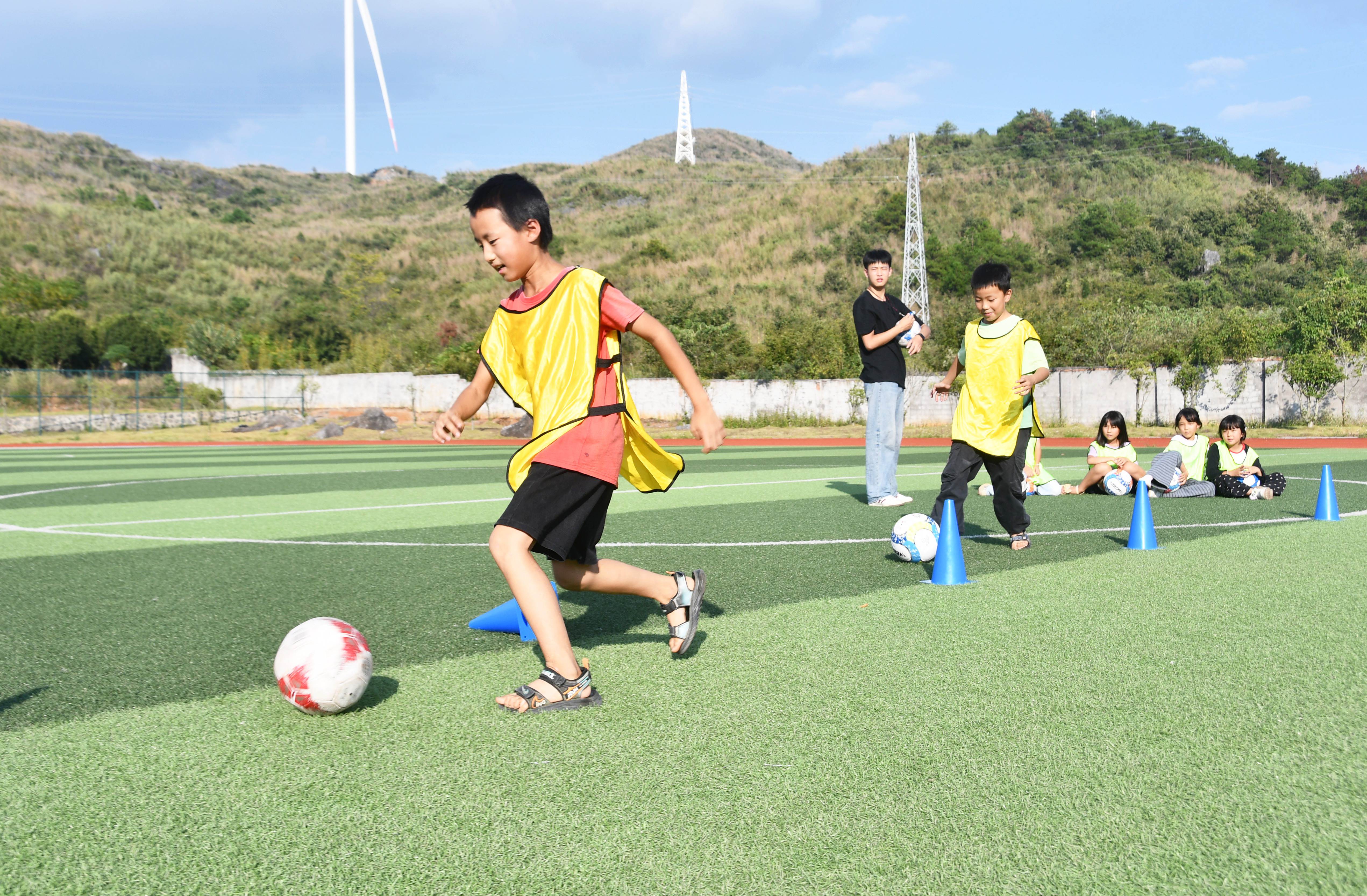 10月10日，湖南省永州市江永县松柏瑶族乡黄甲岭学校小学生们在足球场上进行足球技能训练。田如瑞摄 (11).JPG
