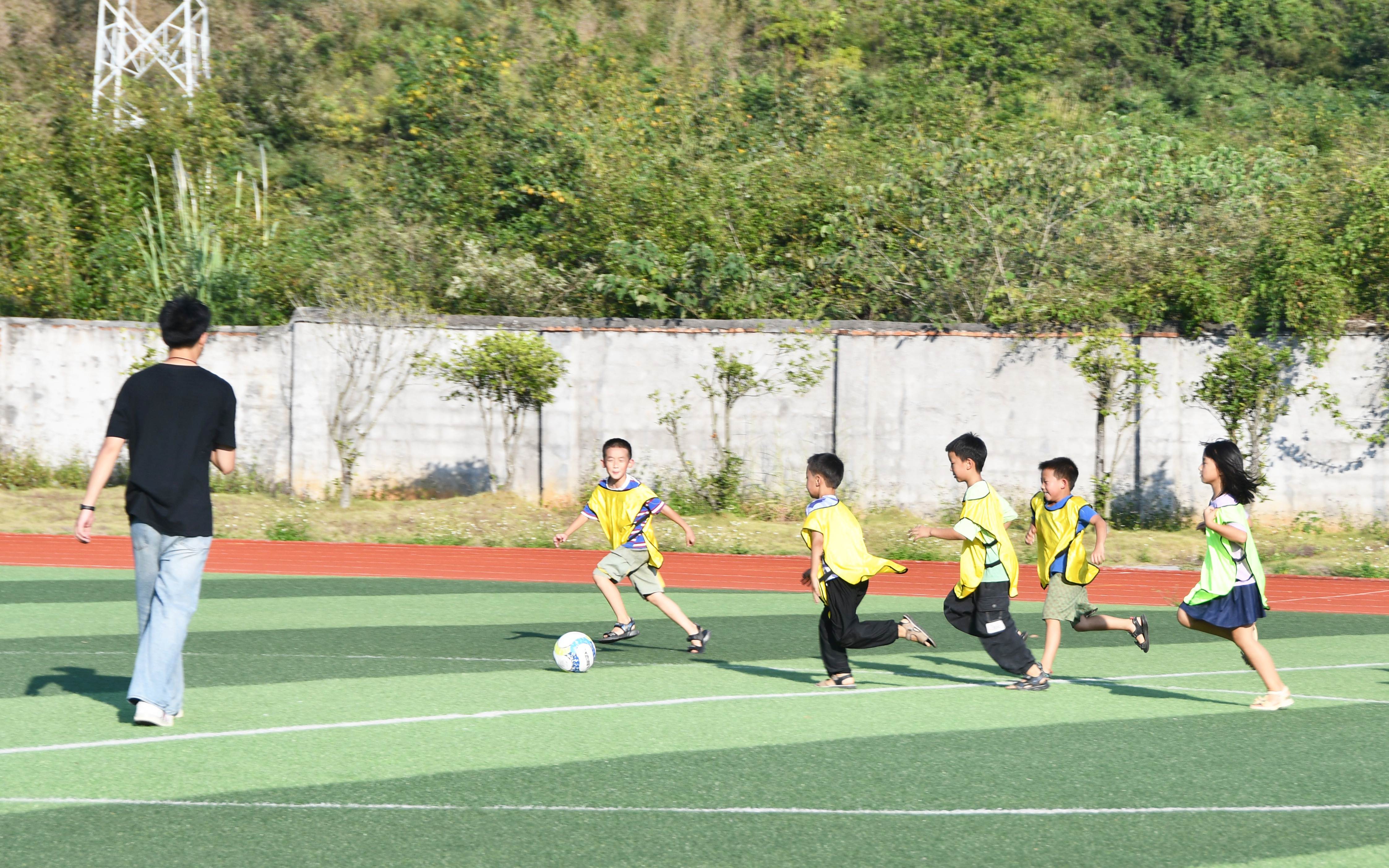 10月10日，湖南省永州市江永县松柏瑶族乡黄甲岭学校小学生们在足球场上进行足球技能训练。田如瑞摄 (2).JPG
