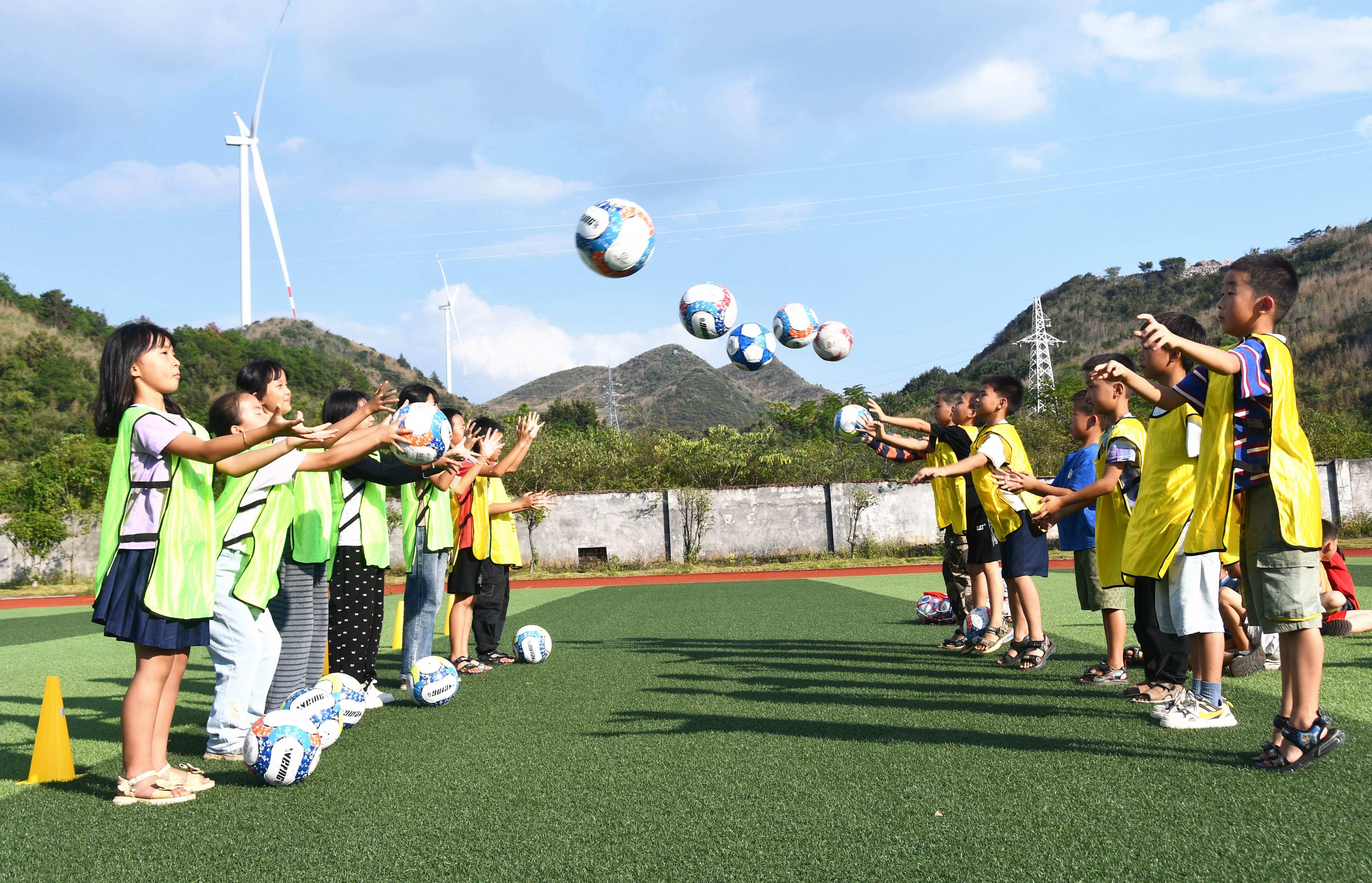 10月10日，湖南省永州市江永县松柏瑶族乡黄甲岭学校小学生们在足球场上进行足球技能训练。田如瑞摄 (8).JPG