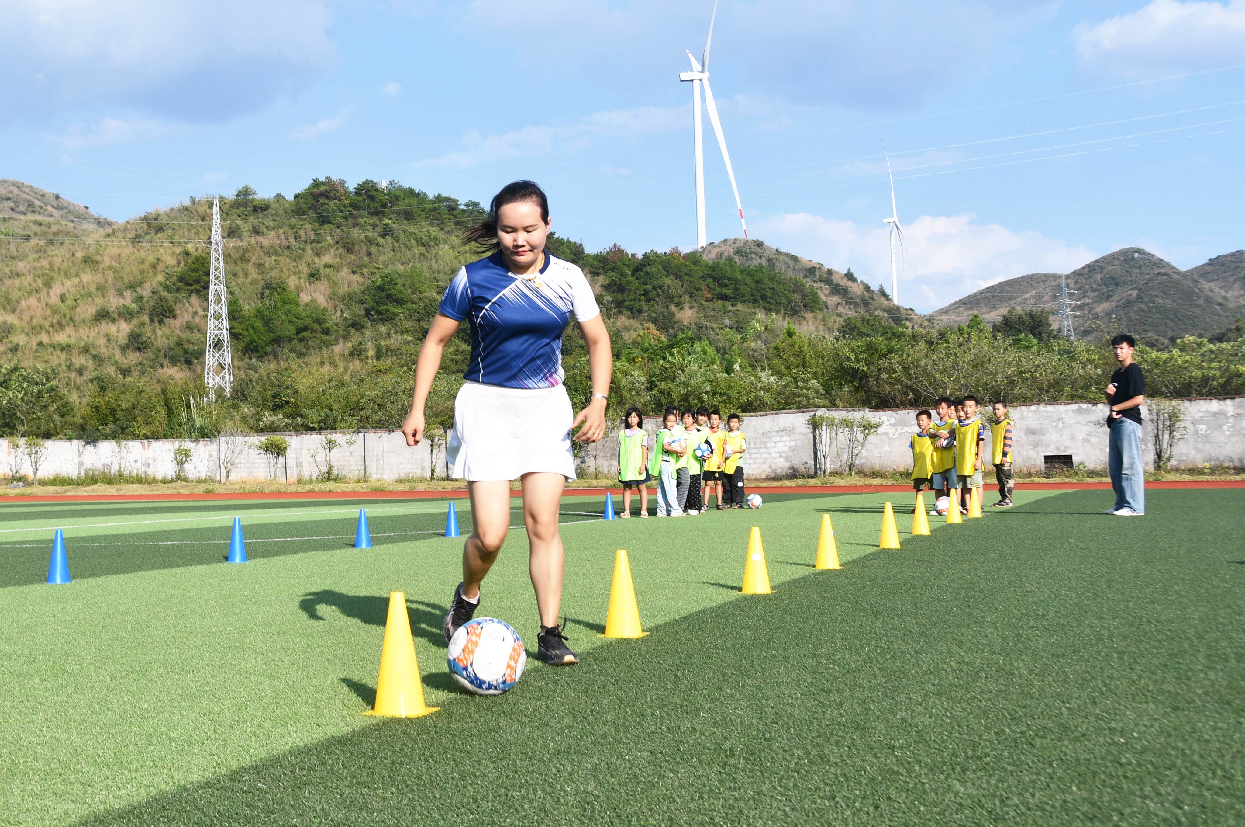 10月10日，湖南省永州市江永县松柏瑶族乡黄甲岭学校小学生们在足球场上进行足球技能训练。田如瑞摄 (10).JPG