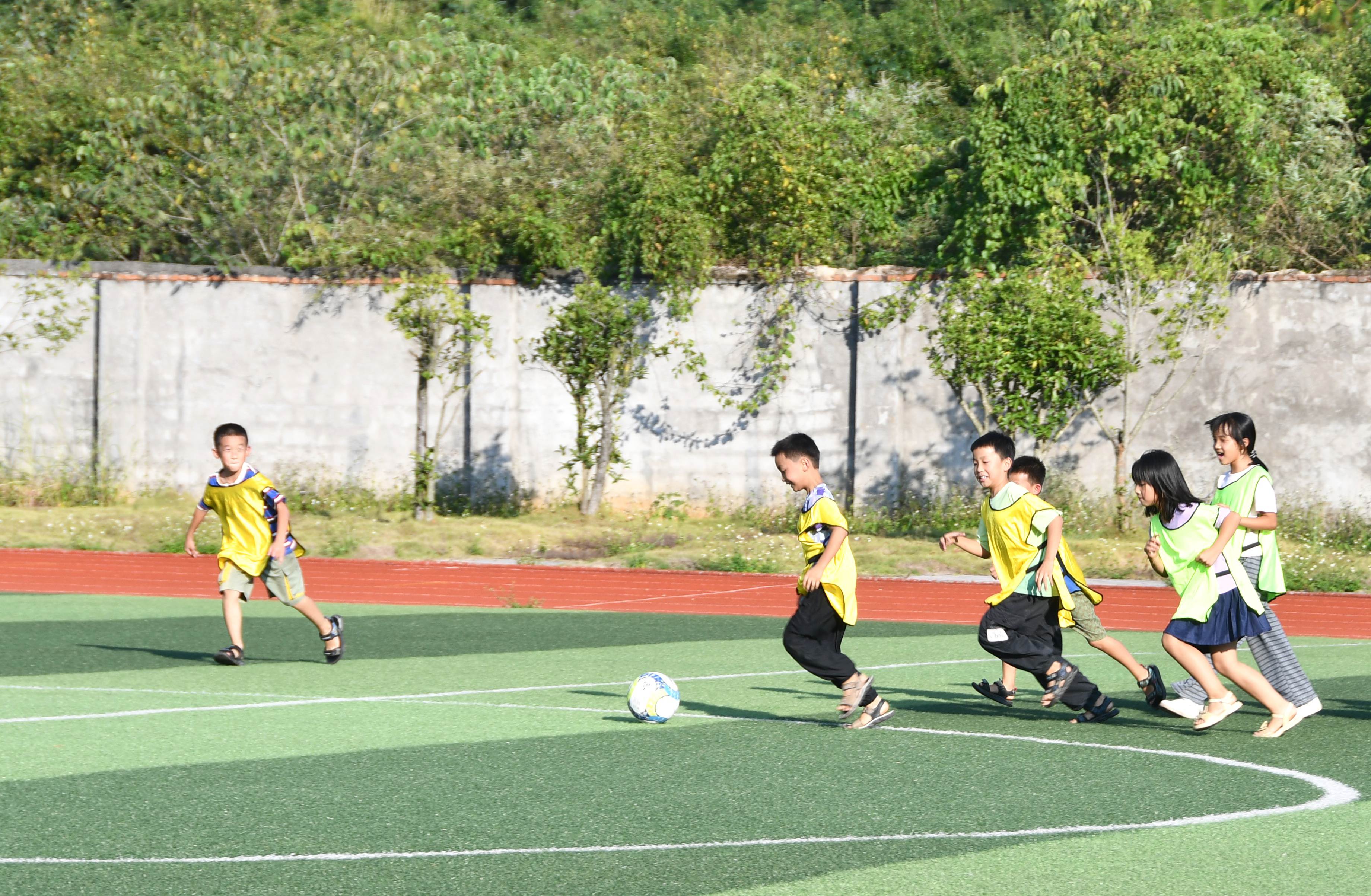 10月10日，湖南省永州市江永县松柏瑶族乡黄甲岭学校小学生们在足球场上进行足球技能训练。田如瑞摄 (1).JPG