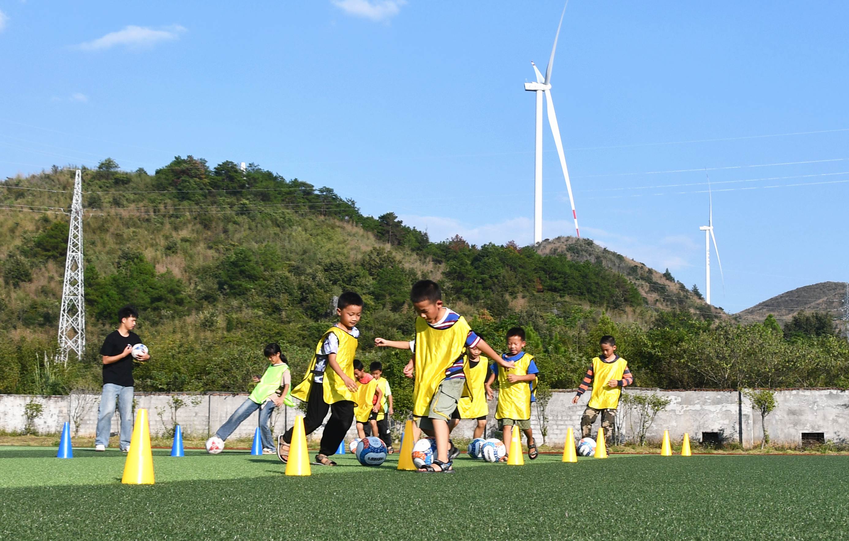 10月10日，湖南省永州市江永县松柏瑶族乡黄甲岭学校小学生们在足球场上进行足球技能训练。田如瑞摄 (13).JPG
