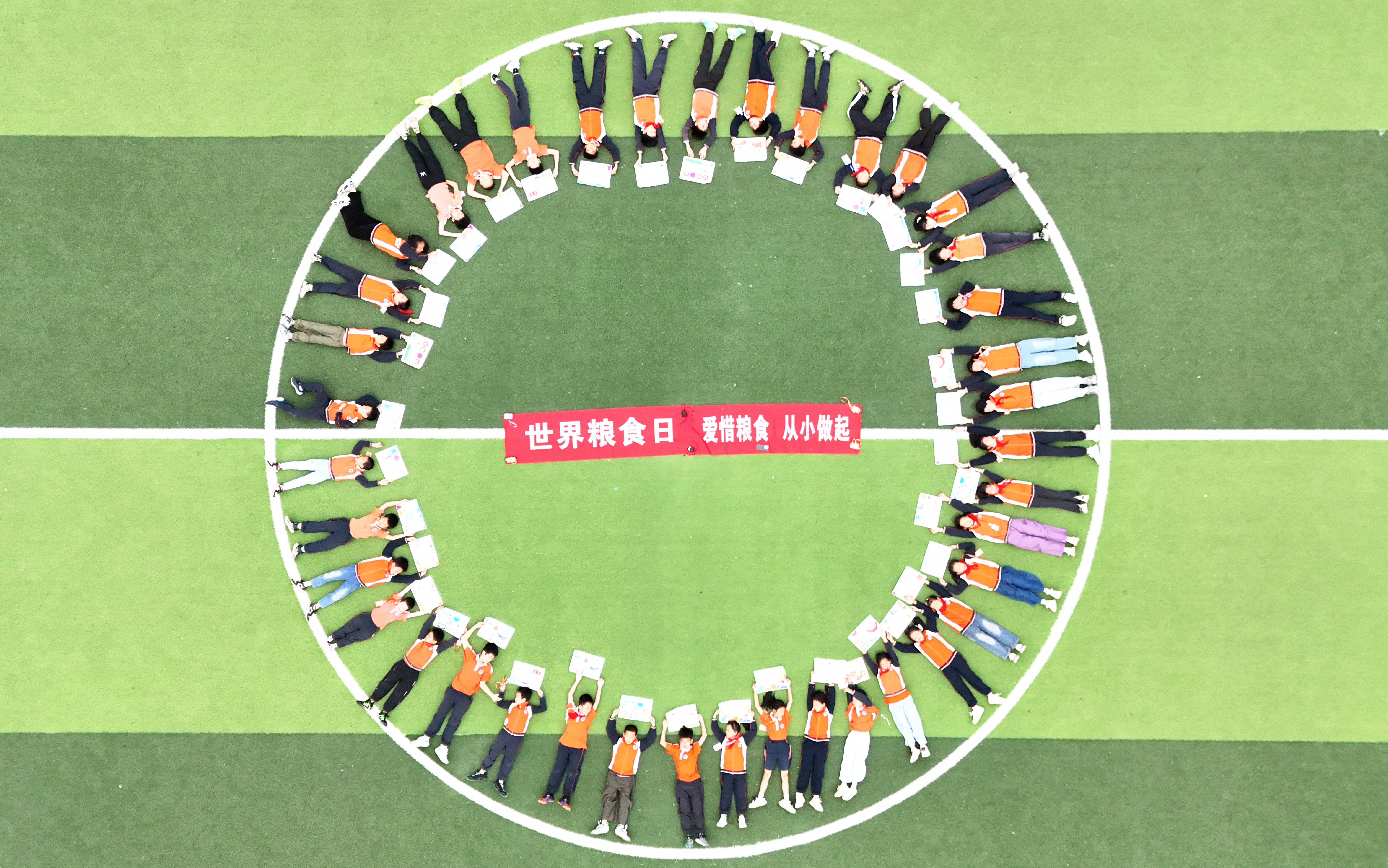10月15日，湖南省永州市江永县思源实验学校，小学生在展示“世界粮食日”主题手抄报。田如瑞摄 (3).JPG