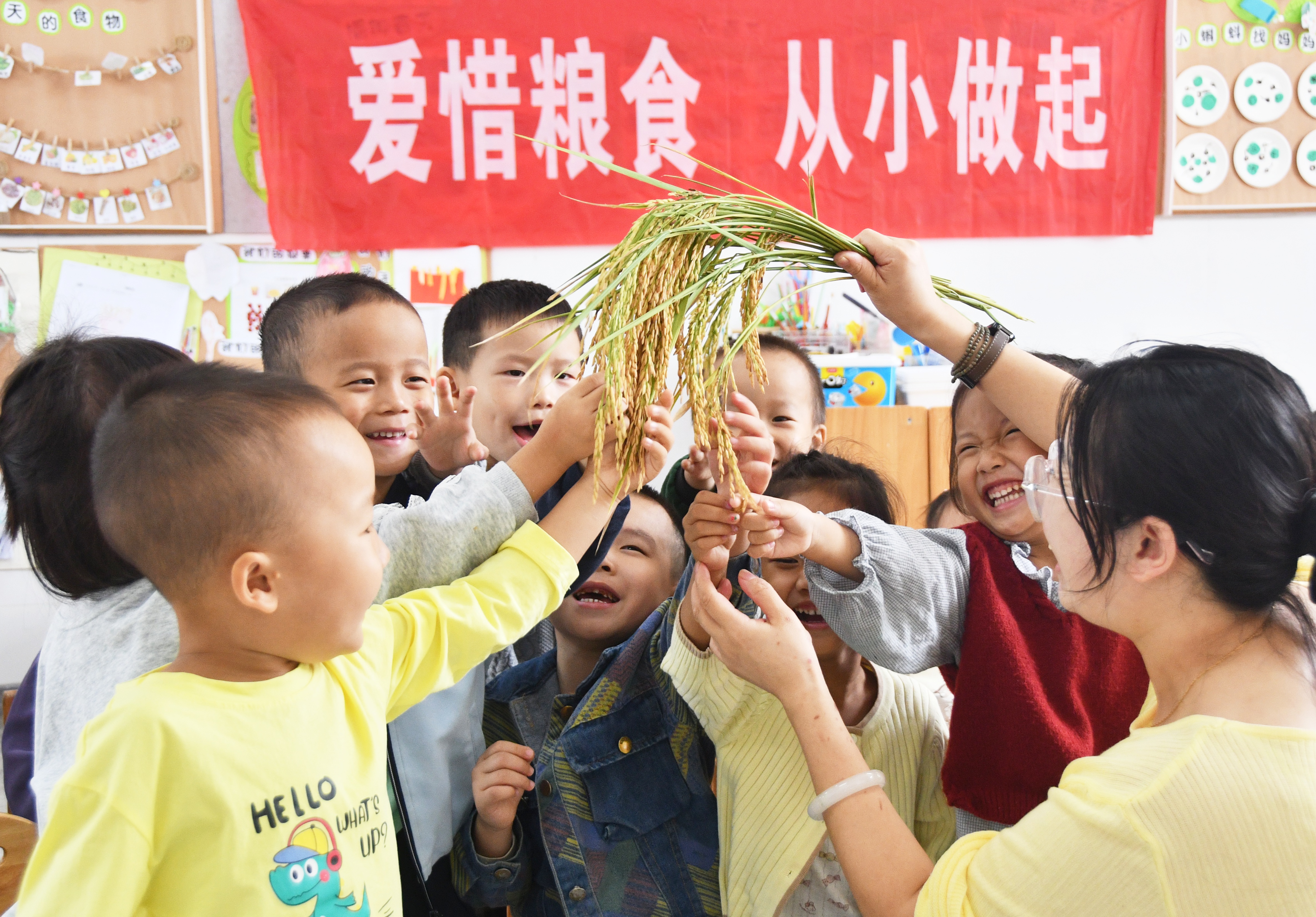 10月15日，湖南省永州市江永县工业集中区幼儿园，老师向孩子们讲述粮食知识。田如瑞摄 (4).JPG