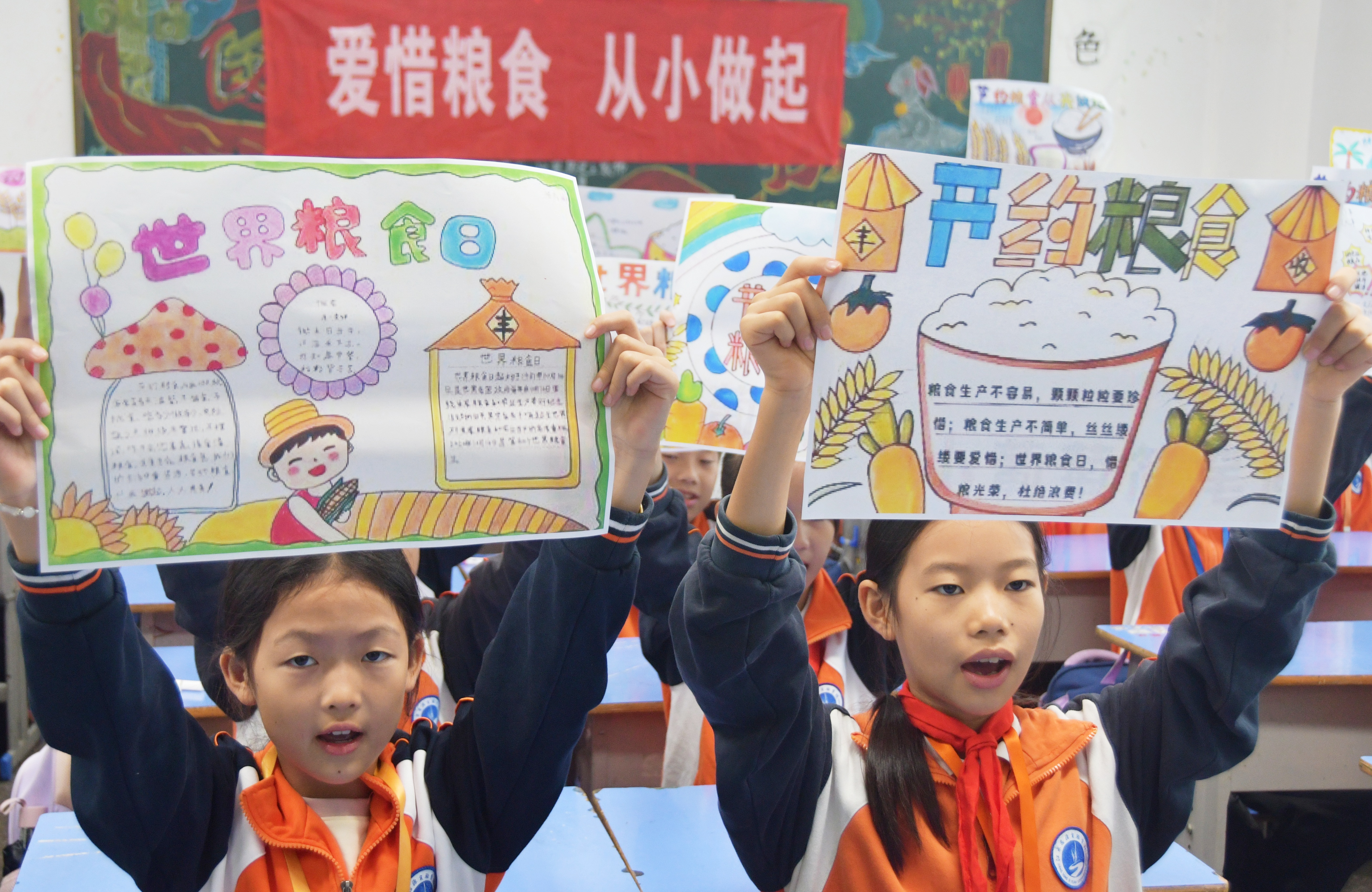 10月15日，湖南省永州市江永县思源实验学校，小学生在展示“世界粮食日”主题手抄报。田如瑞摄2 (3).JPG