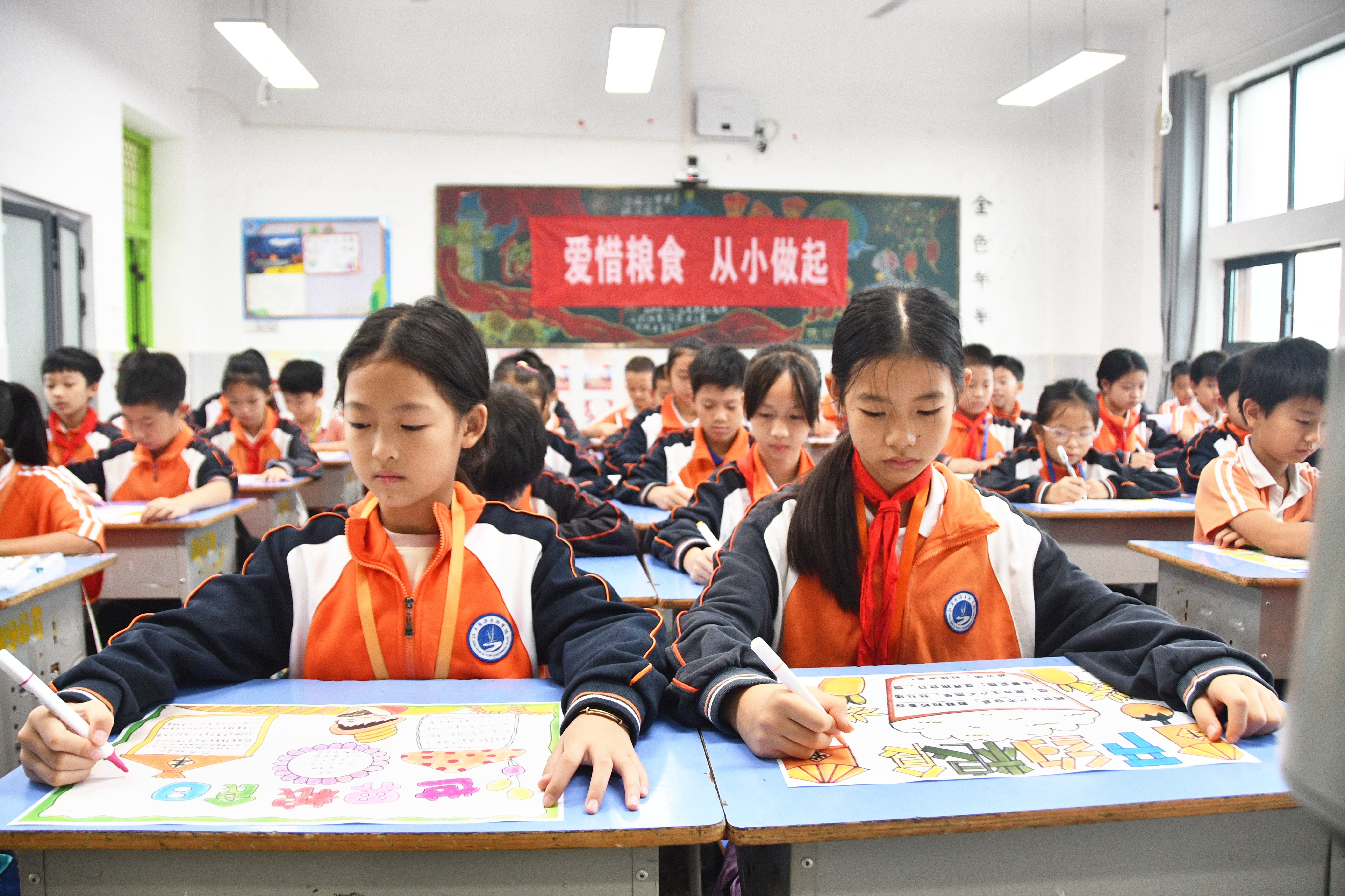 10月15日，湖南省永州市江永县思源实验学校，小学生在手绘“世界粮食日”主题手抄报。田如瑞摄 (3).JPG