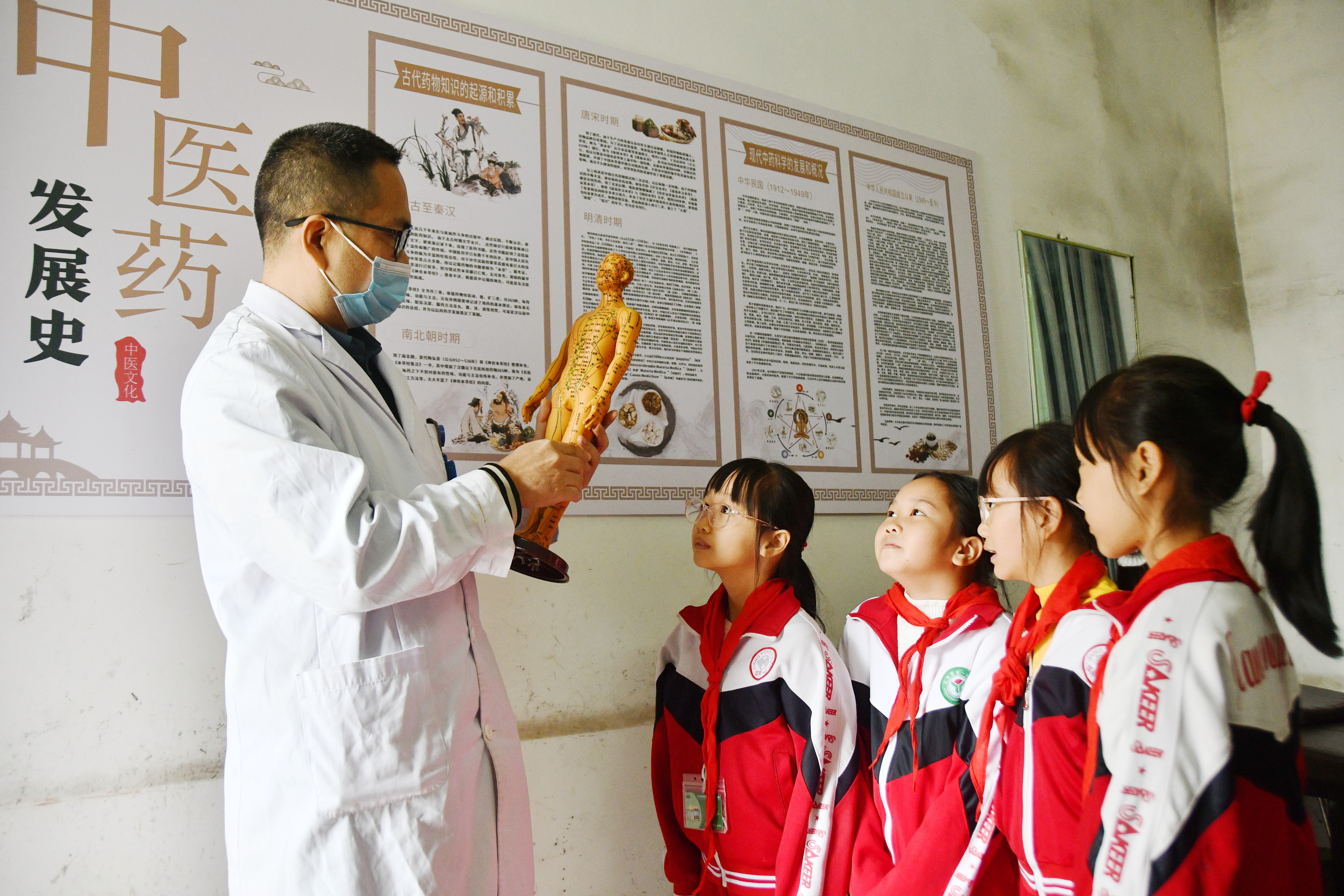 10月22日，在湖南省永州市江永县中医医院，医务人员向江永县第一小学学生介绍人体穴位知识。田如瑞摄 (2).JPG