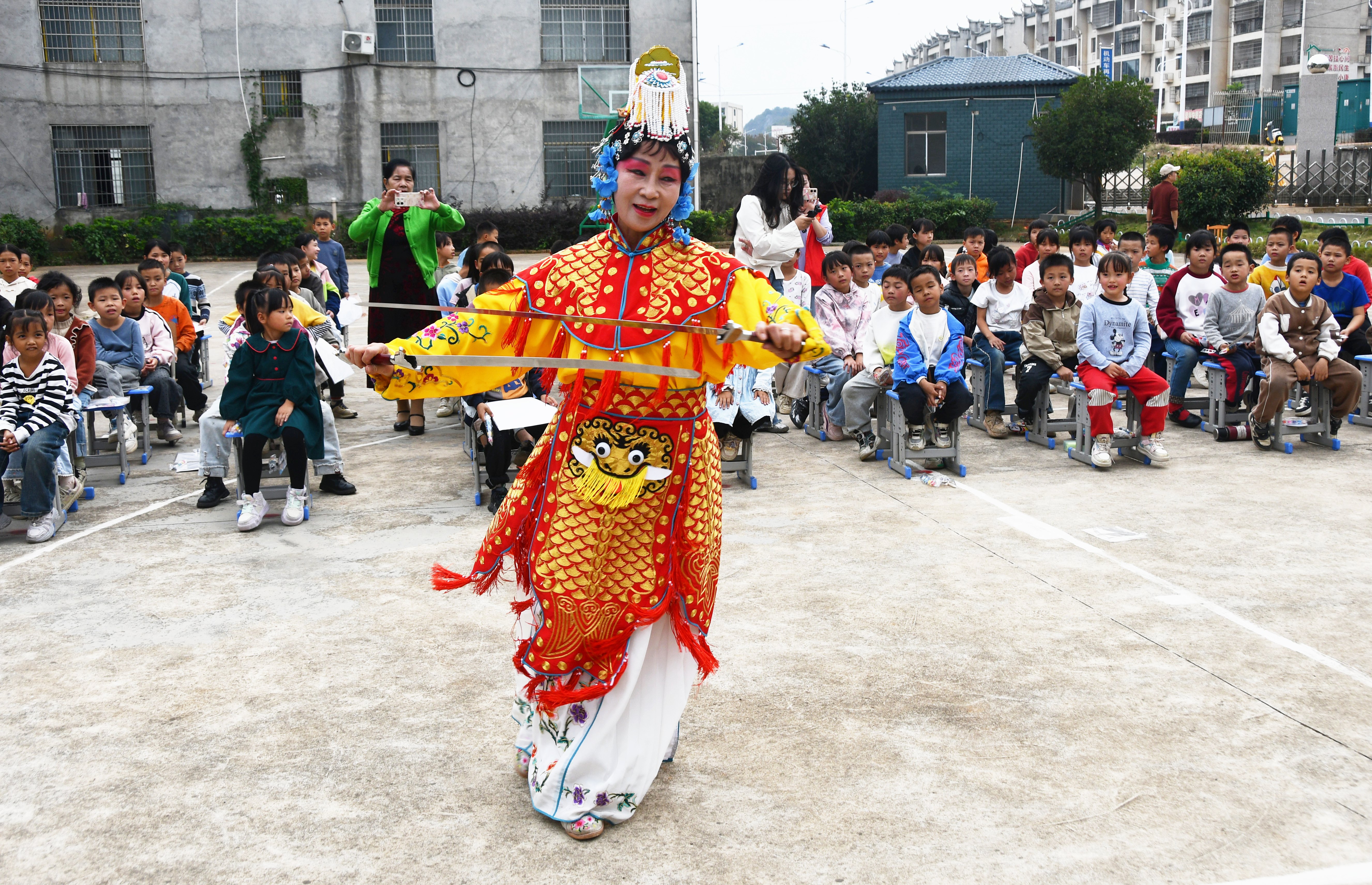 10月30日，湖南省永州市江永县海相希望小学，文化志愿者为学生表演京剧。田如瑞摄 (1).JPG