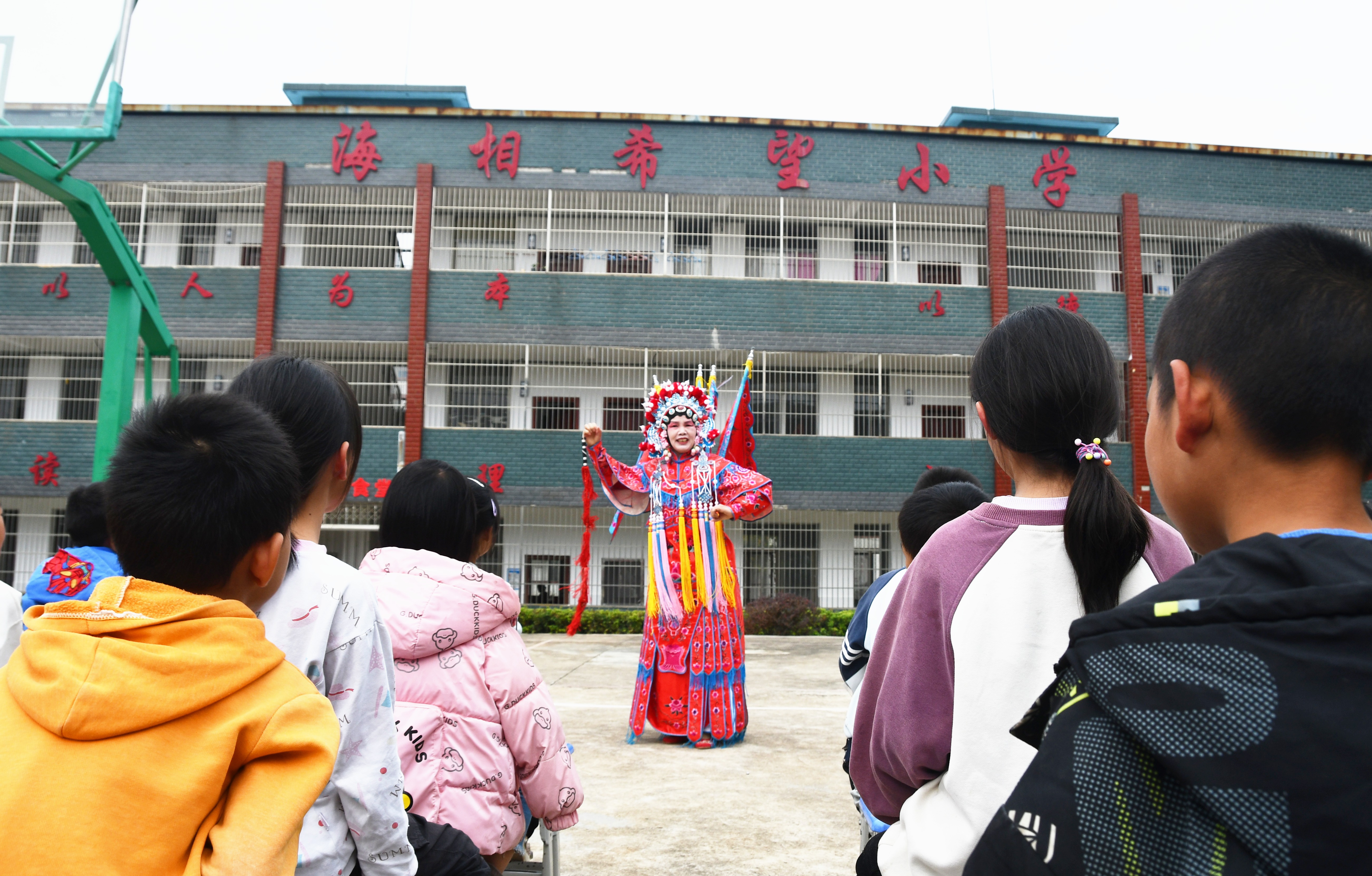 10月30日，湖南省永州市江永县海相希望小学，文化志愿者为学生表演京剧。田如瑞摄2.JPG